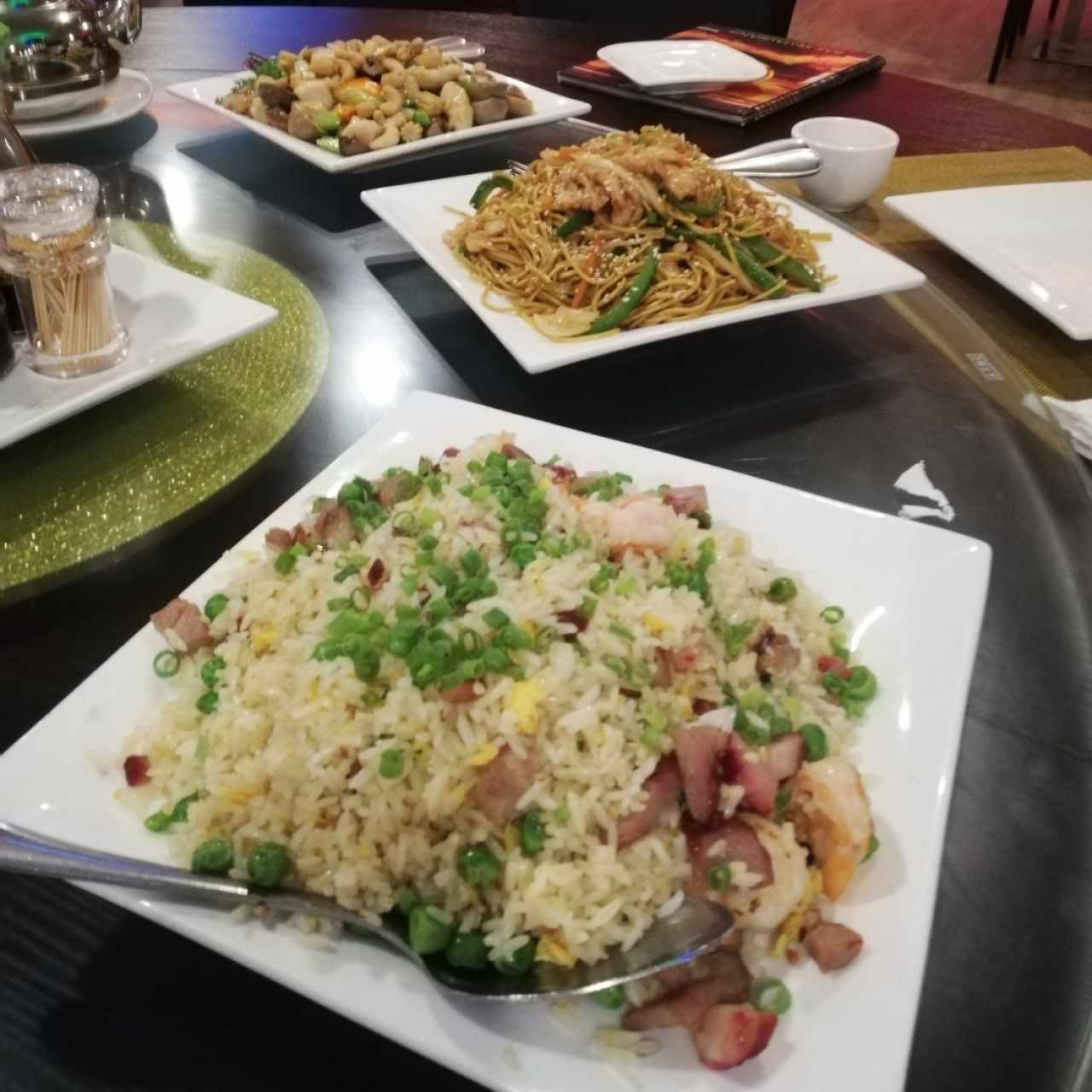 Tallarines con mariscos mixtos, arroz mixto de marisco