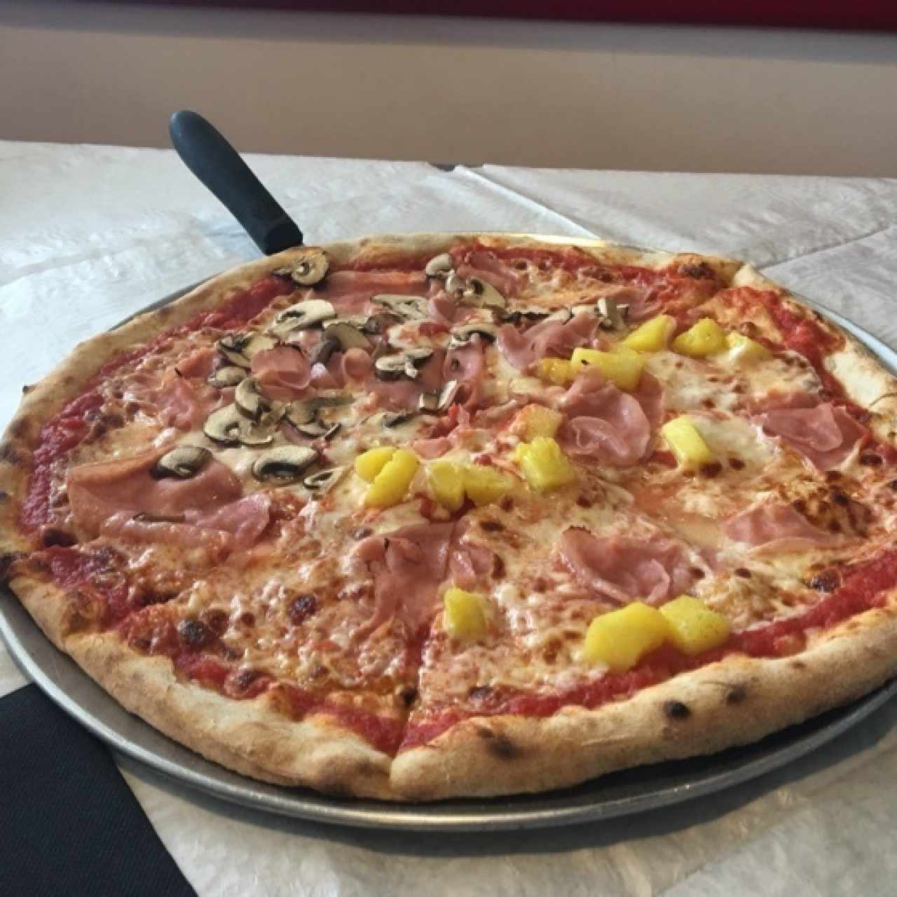 Prosciutto e Funghi + Hawaiana