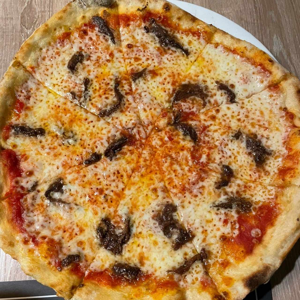 Pizza margarita con anchoas