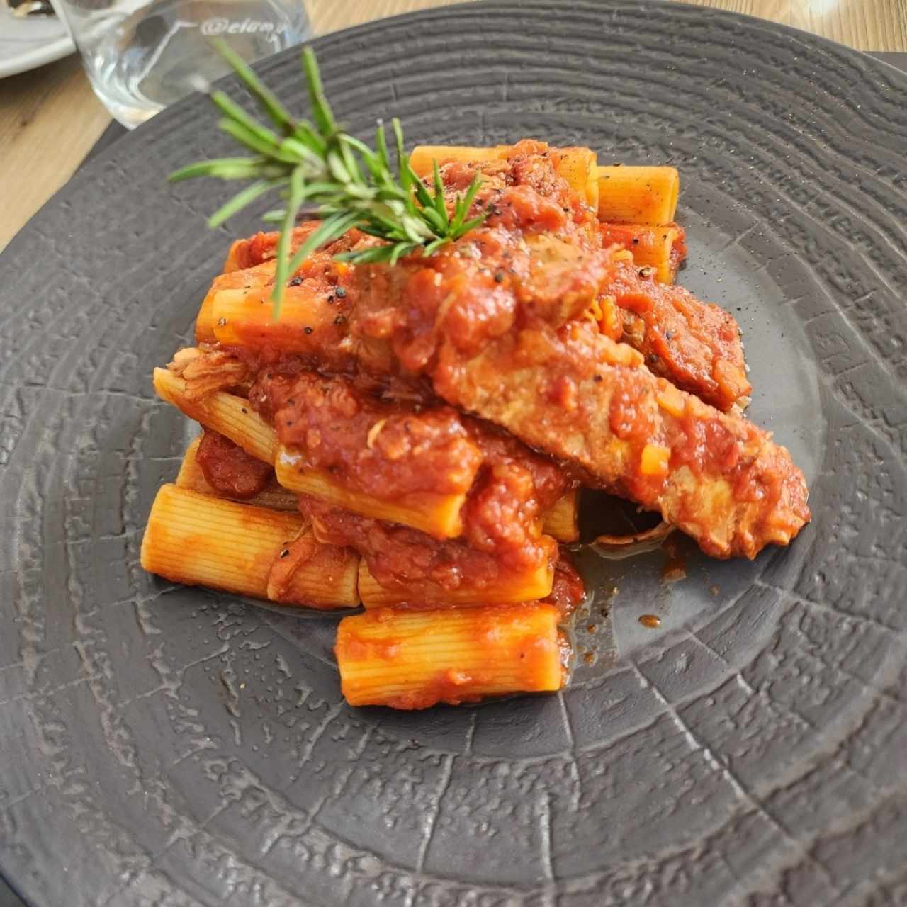 costilla en salsa pomodoro con Rigatoni 