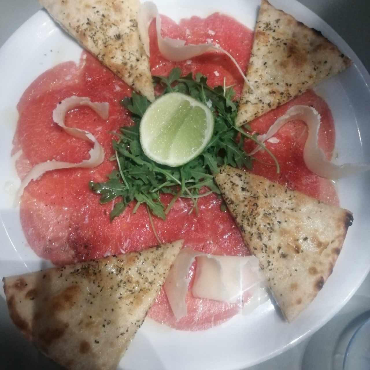 Carpaccio de Manzo con Rucola e Scaglie di Grana