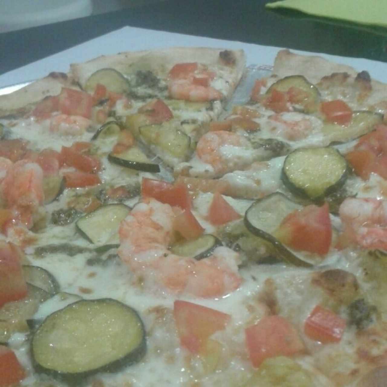 pizza con camarones y zuquini