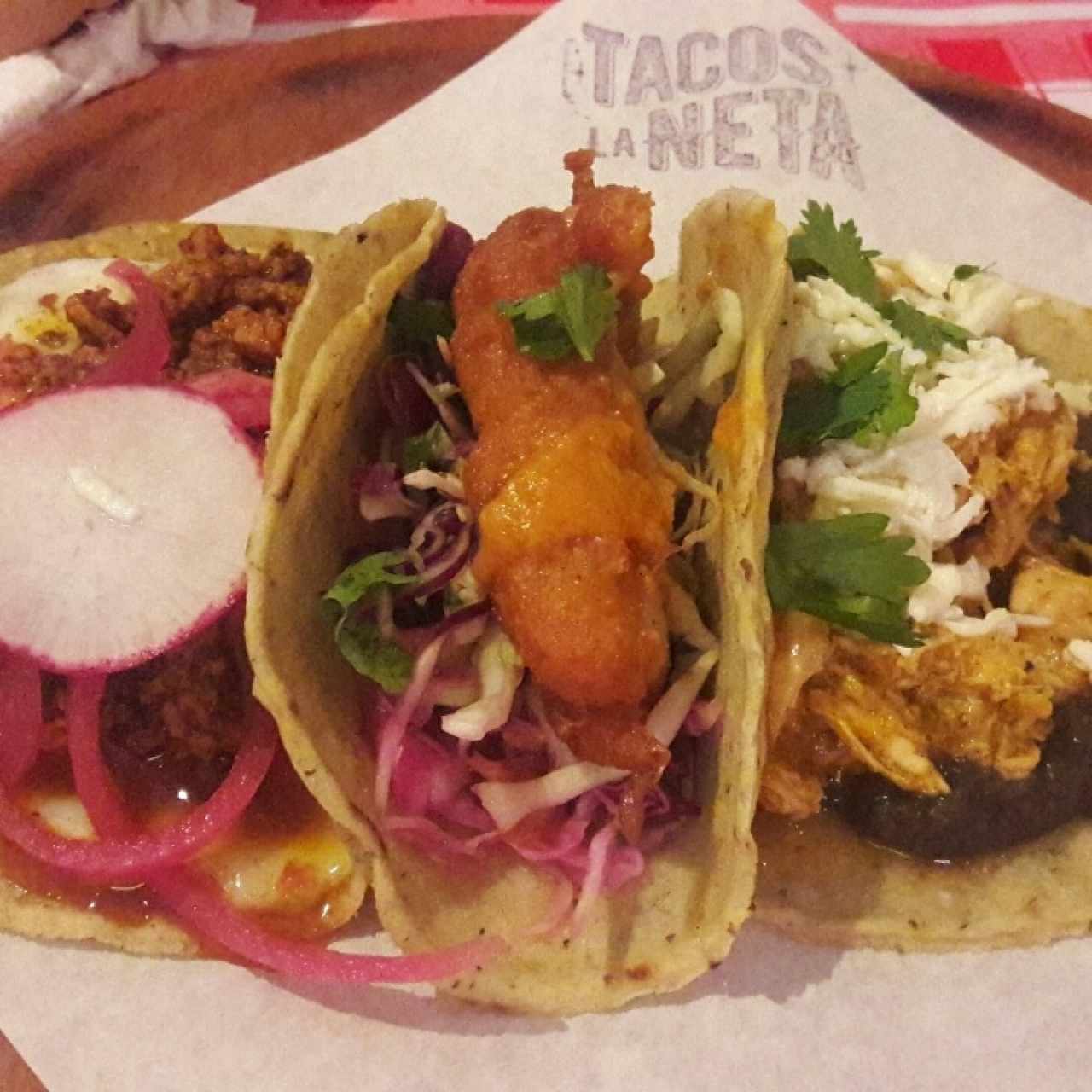 taco de chorizo corvina frita y pollo