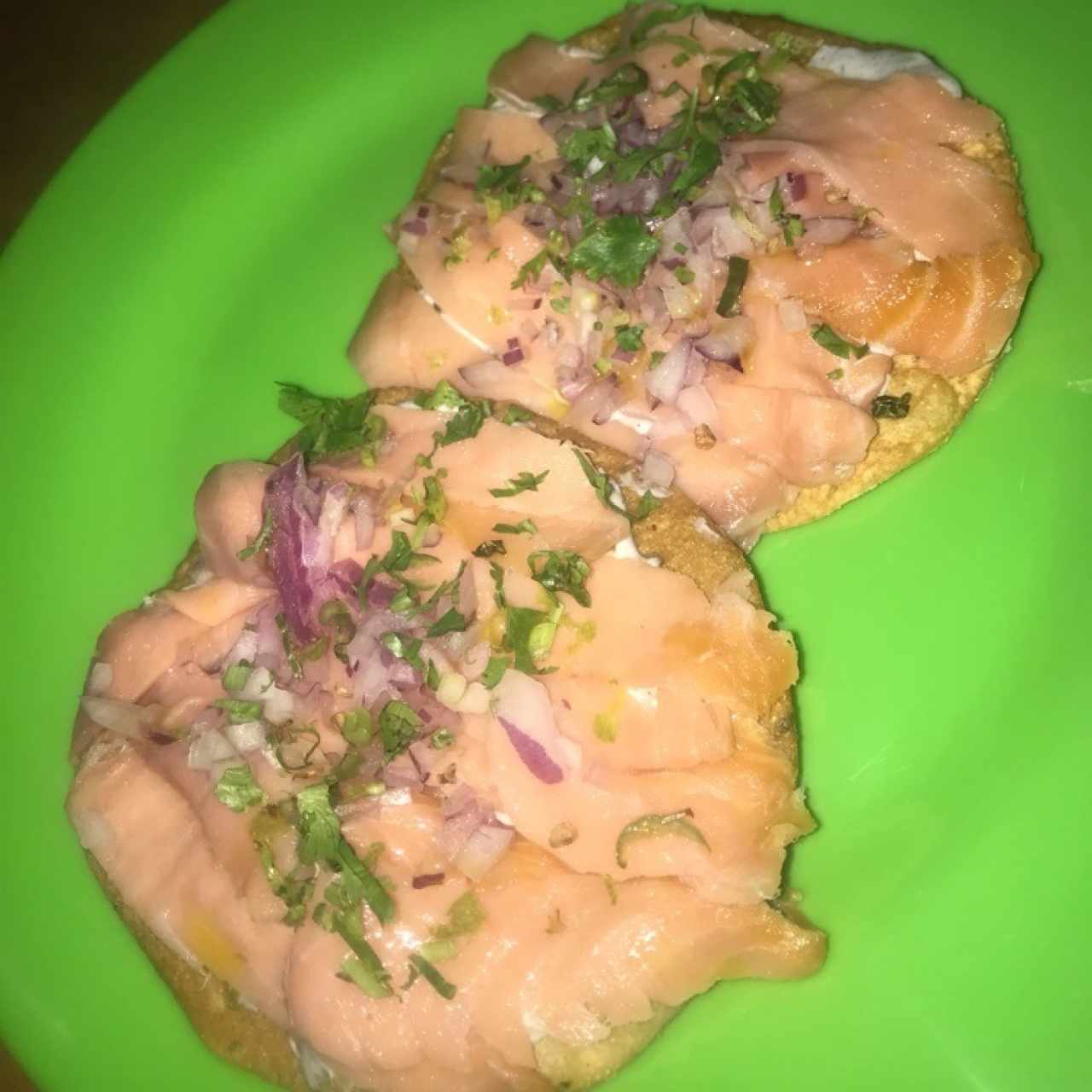 tostada de salmon 