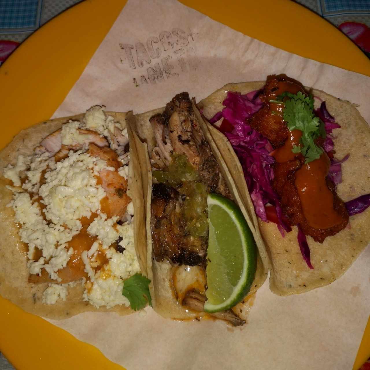 tacos de pollo, carnitas y corvina