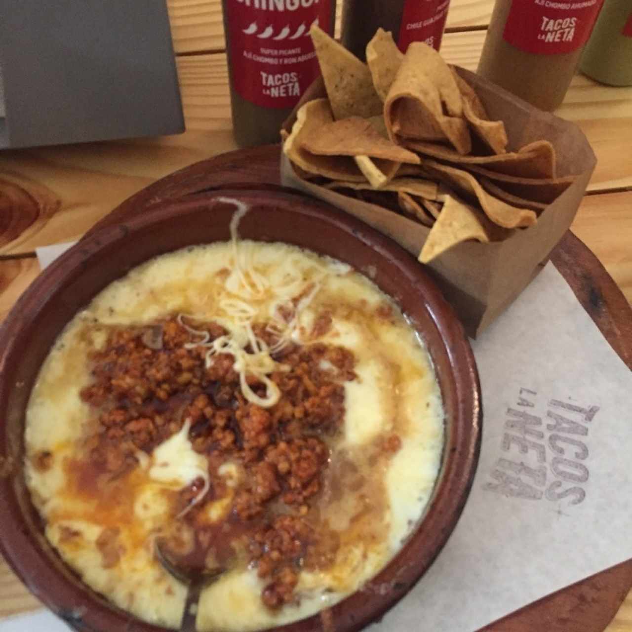 queso fundido con chorizo