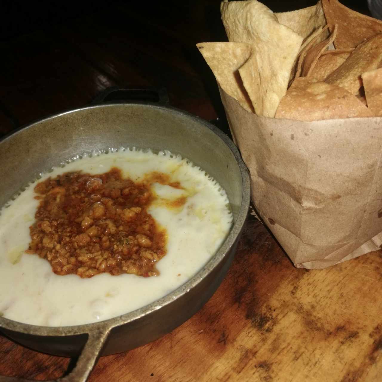 Queso Fundido con Chorizos y Hongos