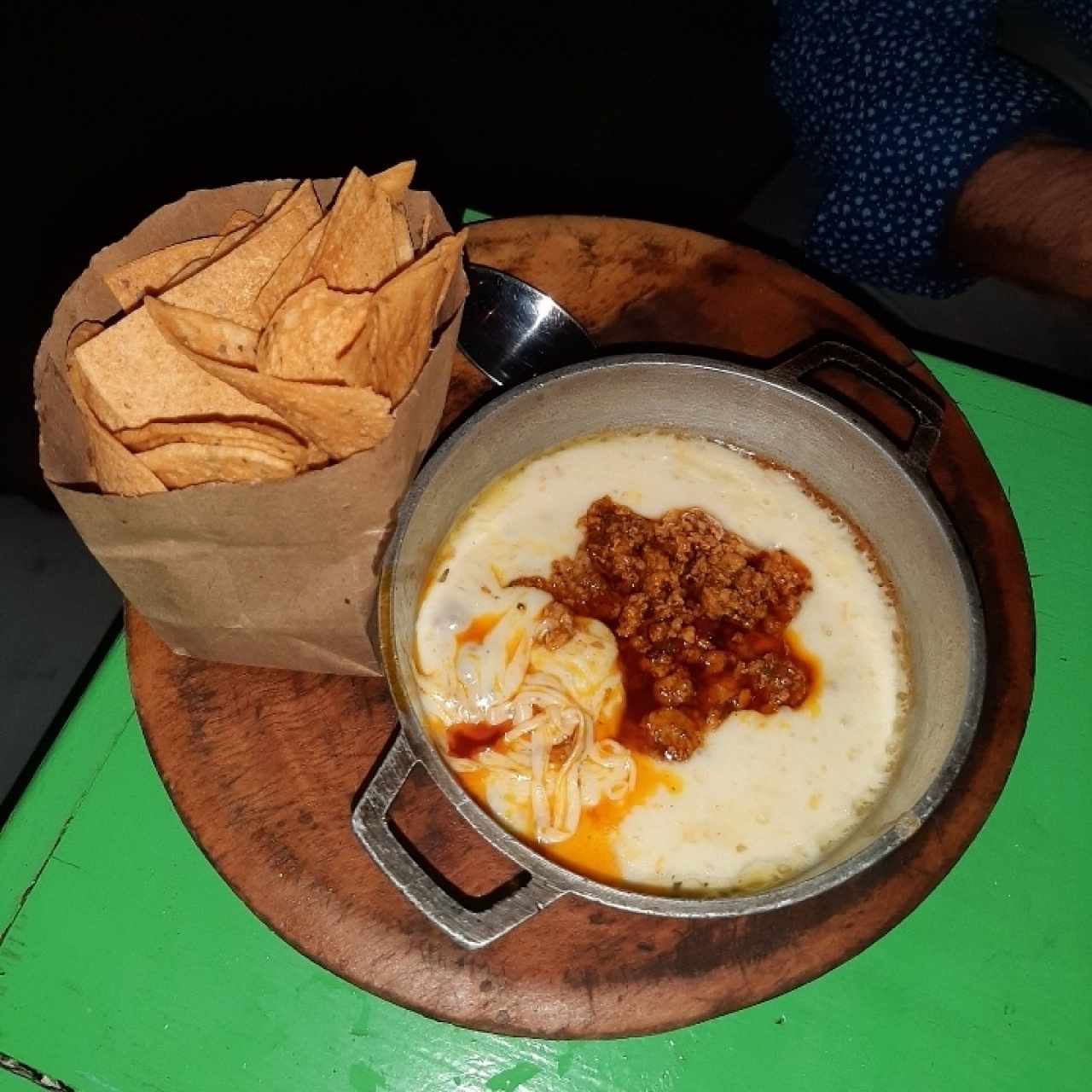 queso fundido con chorizo