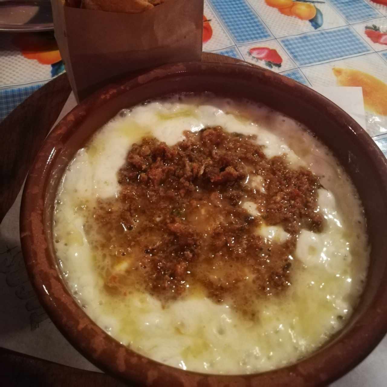 queso fundido con chorizo