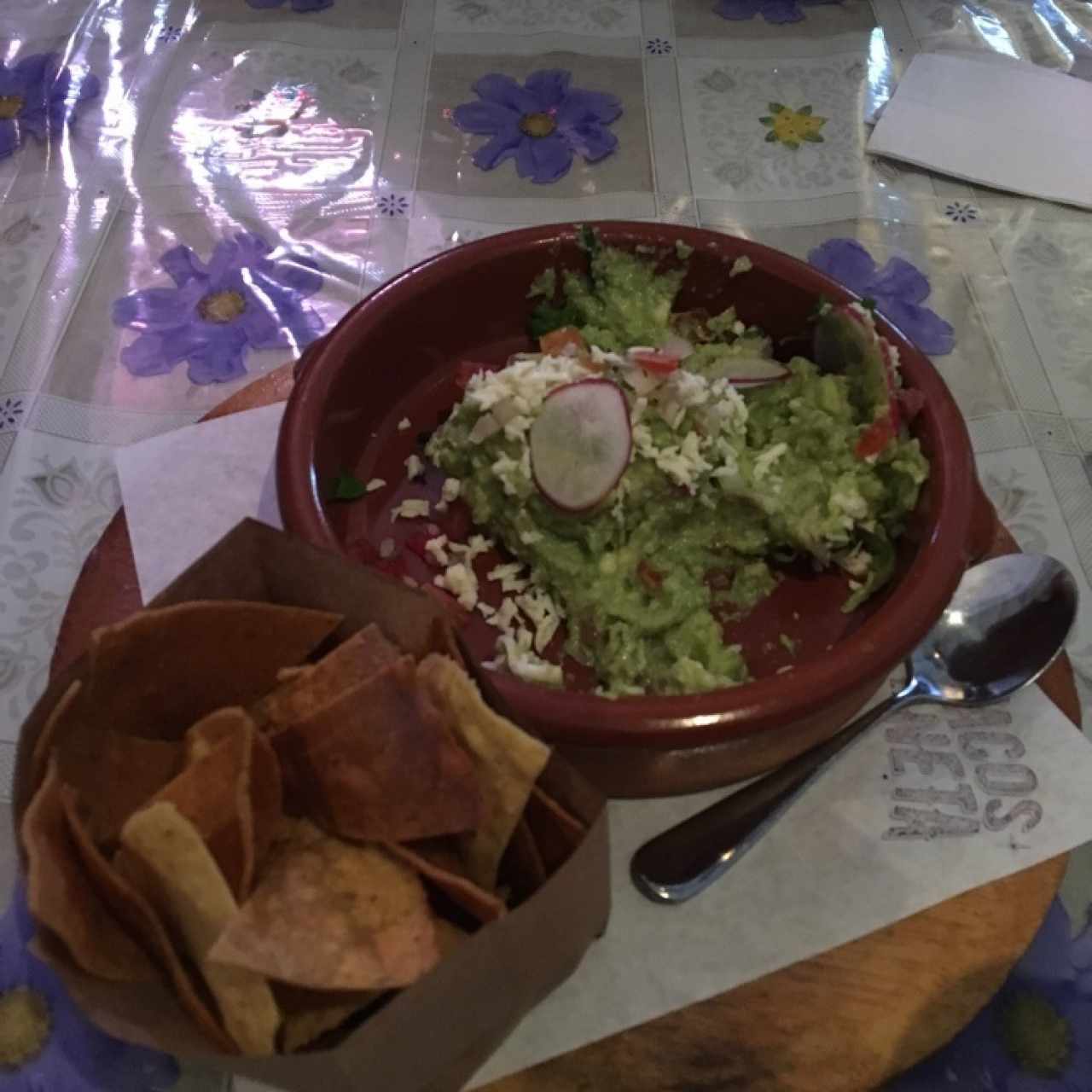 Guacamole con totopos