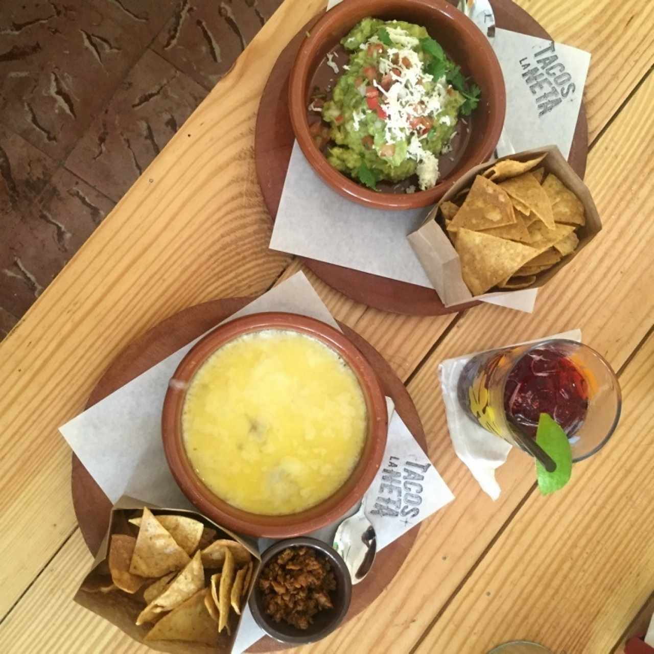 guacamole, fondue de queso y agua de flor de jamaica