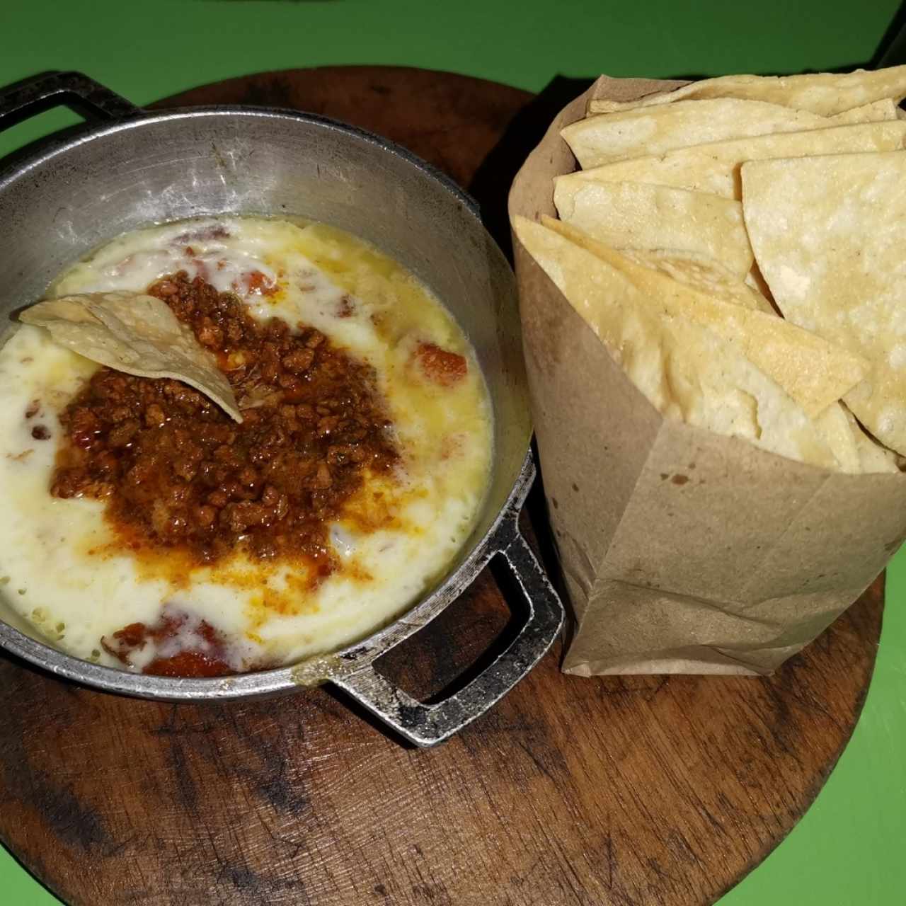 Queso fundido con chorizo y totopos