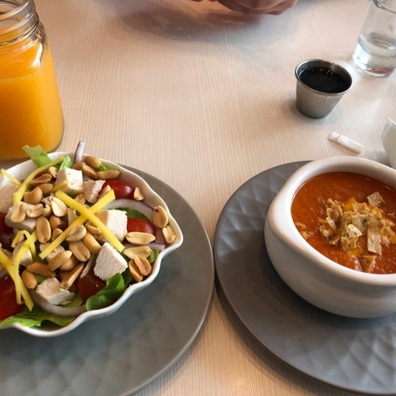 Combo de Ensalada Verde y Crema de Tomate