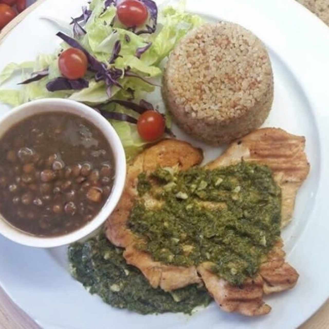 Pollo al Grill con quinoa, lentejas y ensalada