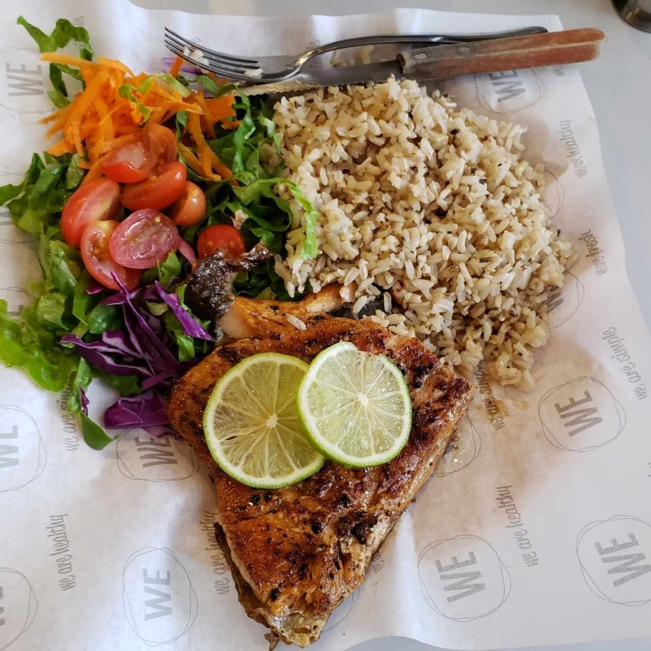 Salmón Glaceado con Arroz Integral