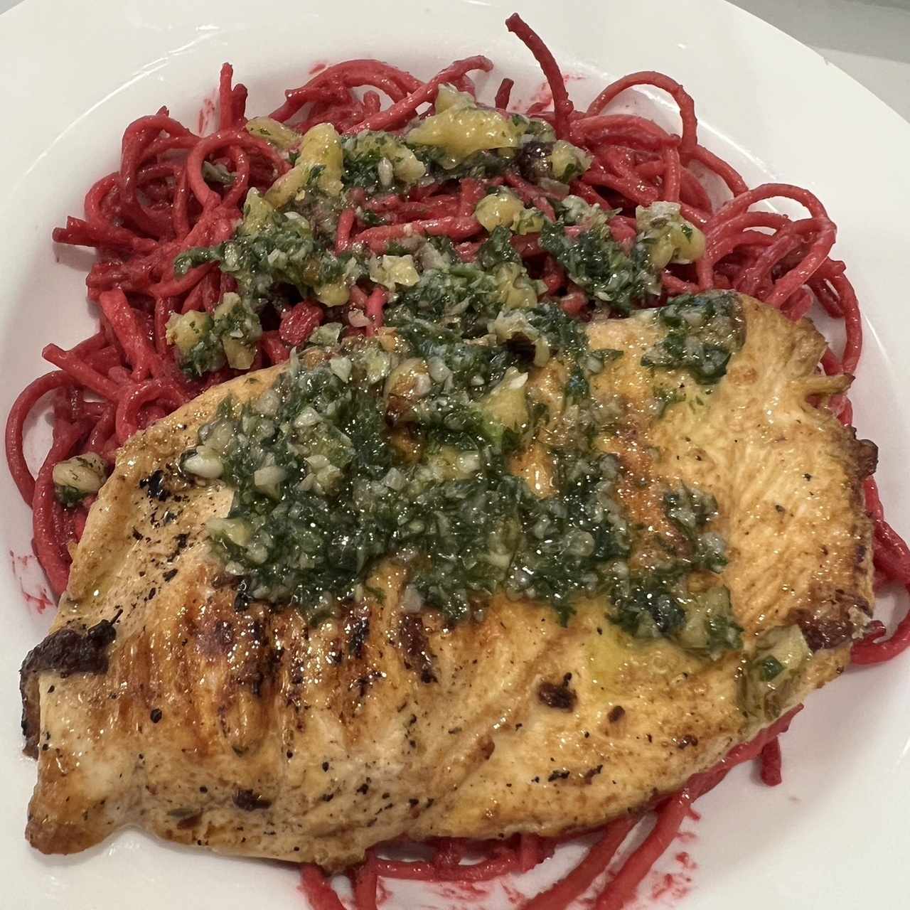 pollo y pasta con remolacha al ajillo 