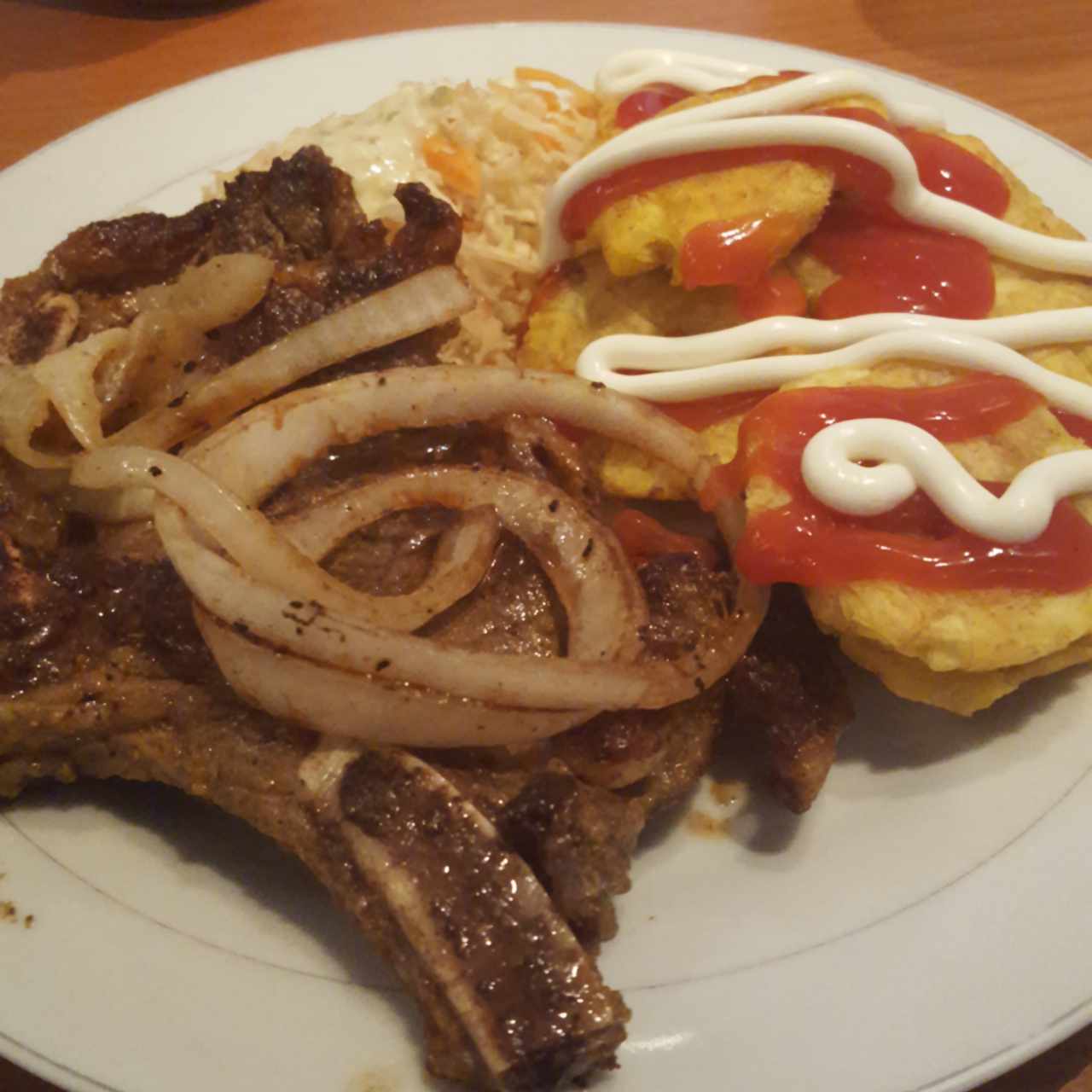 bistec encebollado con patacones 