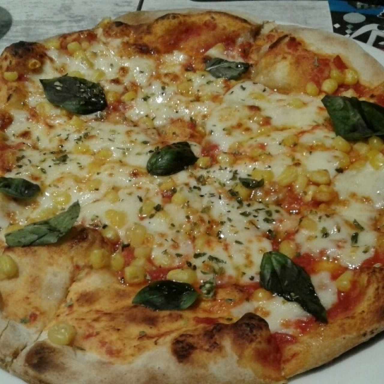 pizza Margarita con maíz 