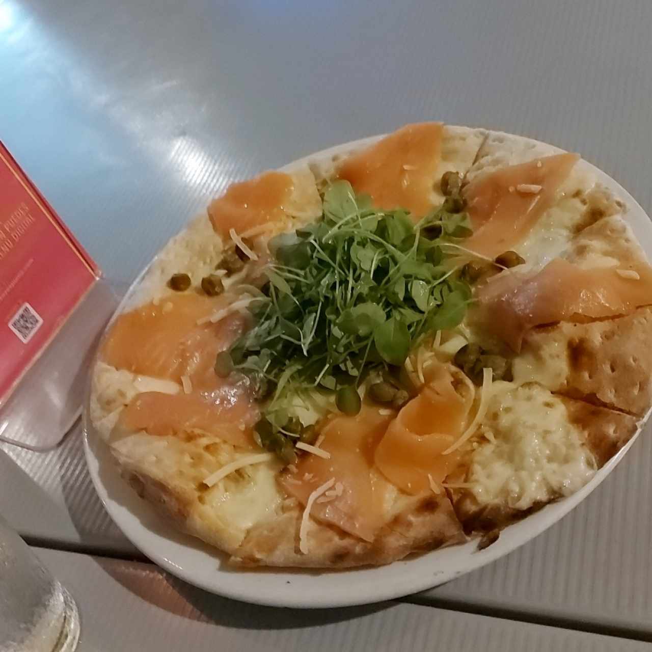 Pizza al carpaccio (salmón ahumado) 