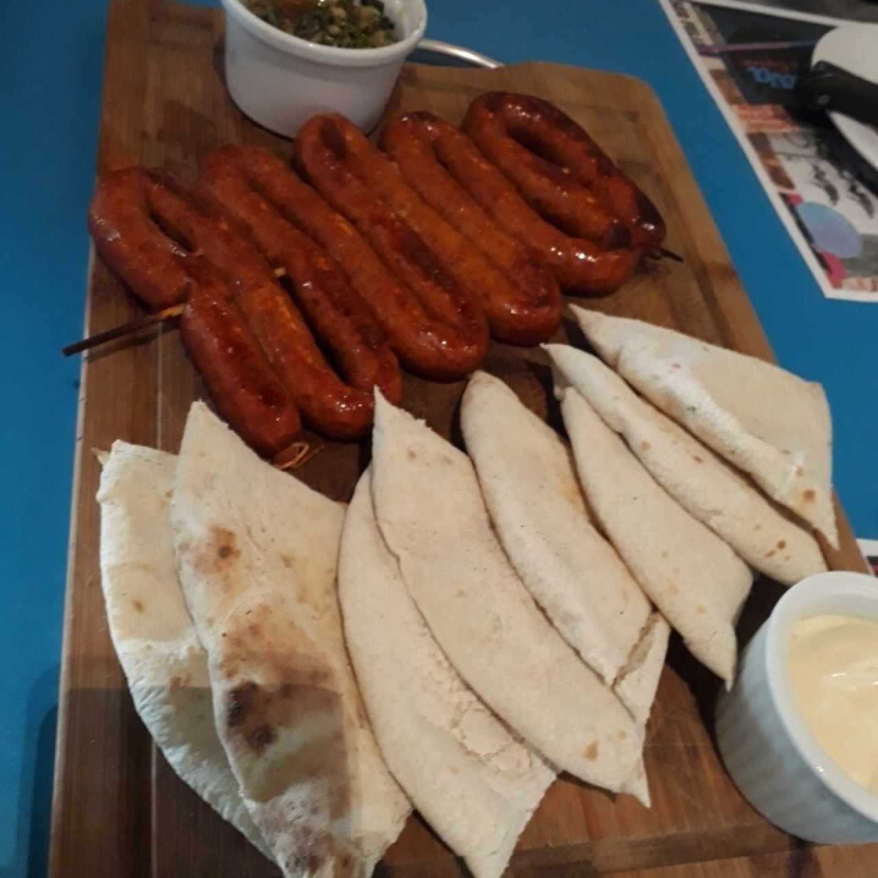 Chistorra al palo con pan de la casa