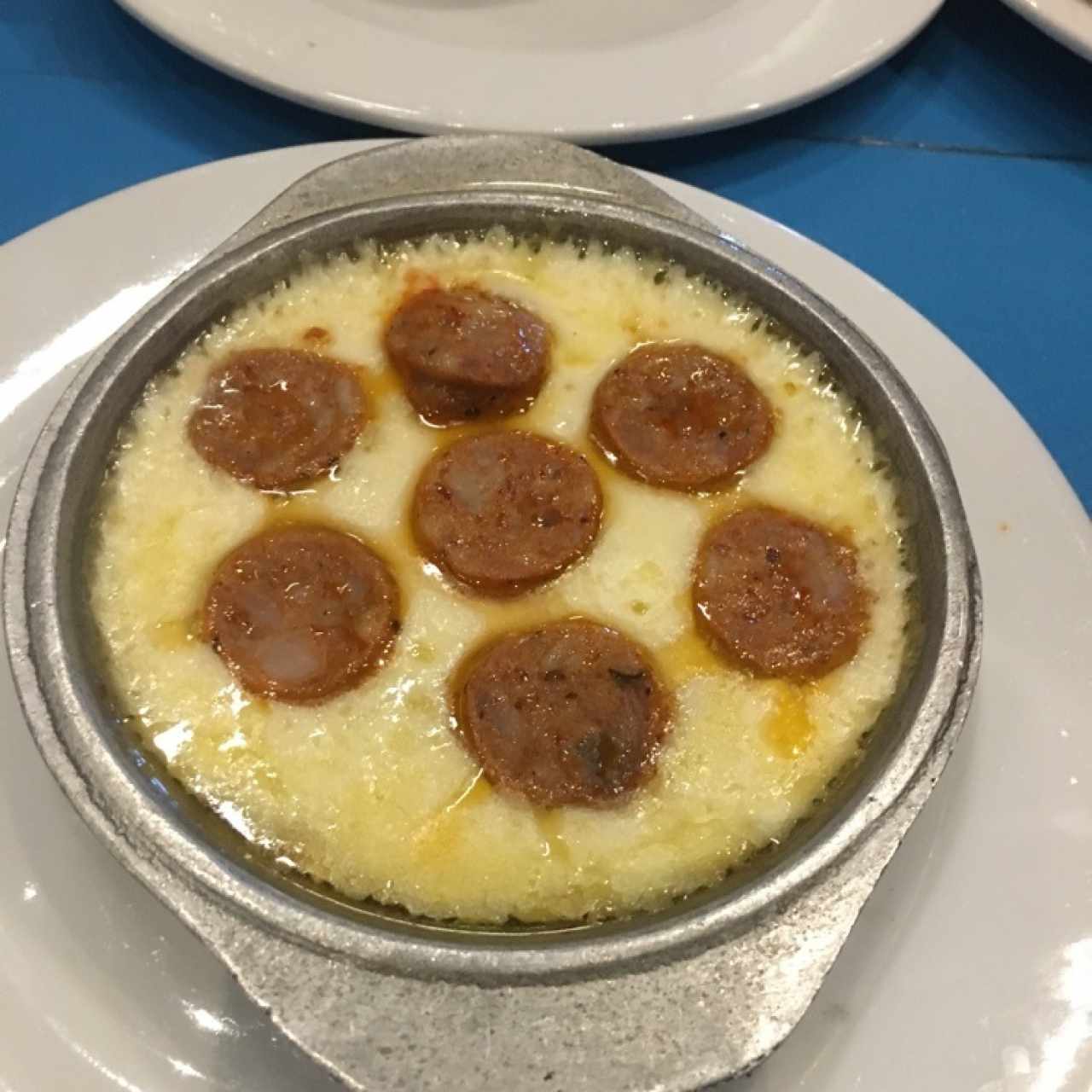 Queso fundido con chorizo