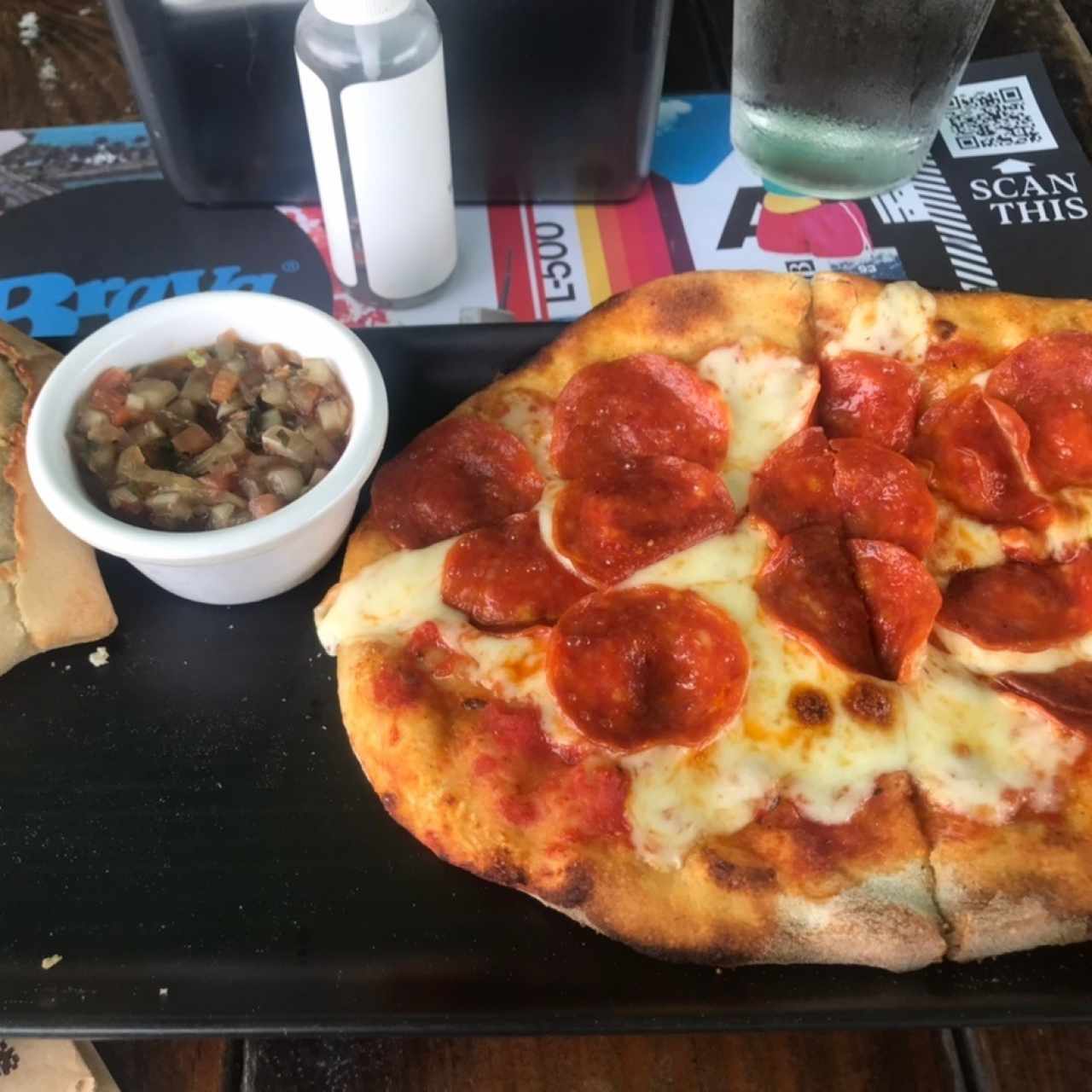 Pizza de Pepperoni y empanada chilena 