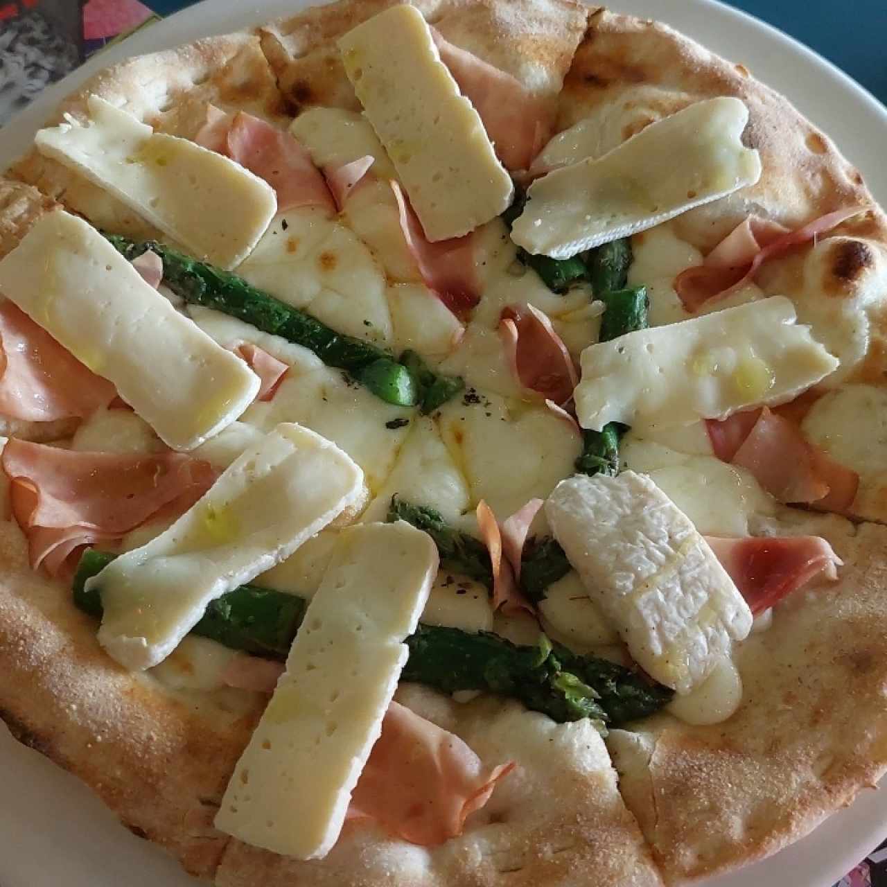 pizza blanca de brie y esparrago