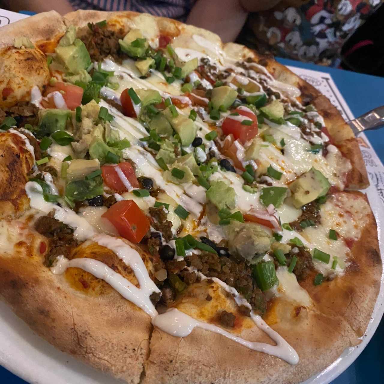 Pan pizza con aceite de ajo, tomate picado y orégano