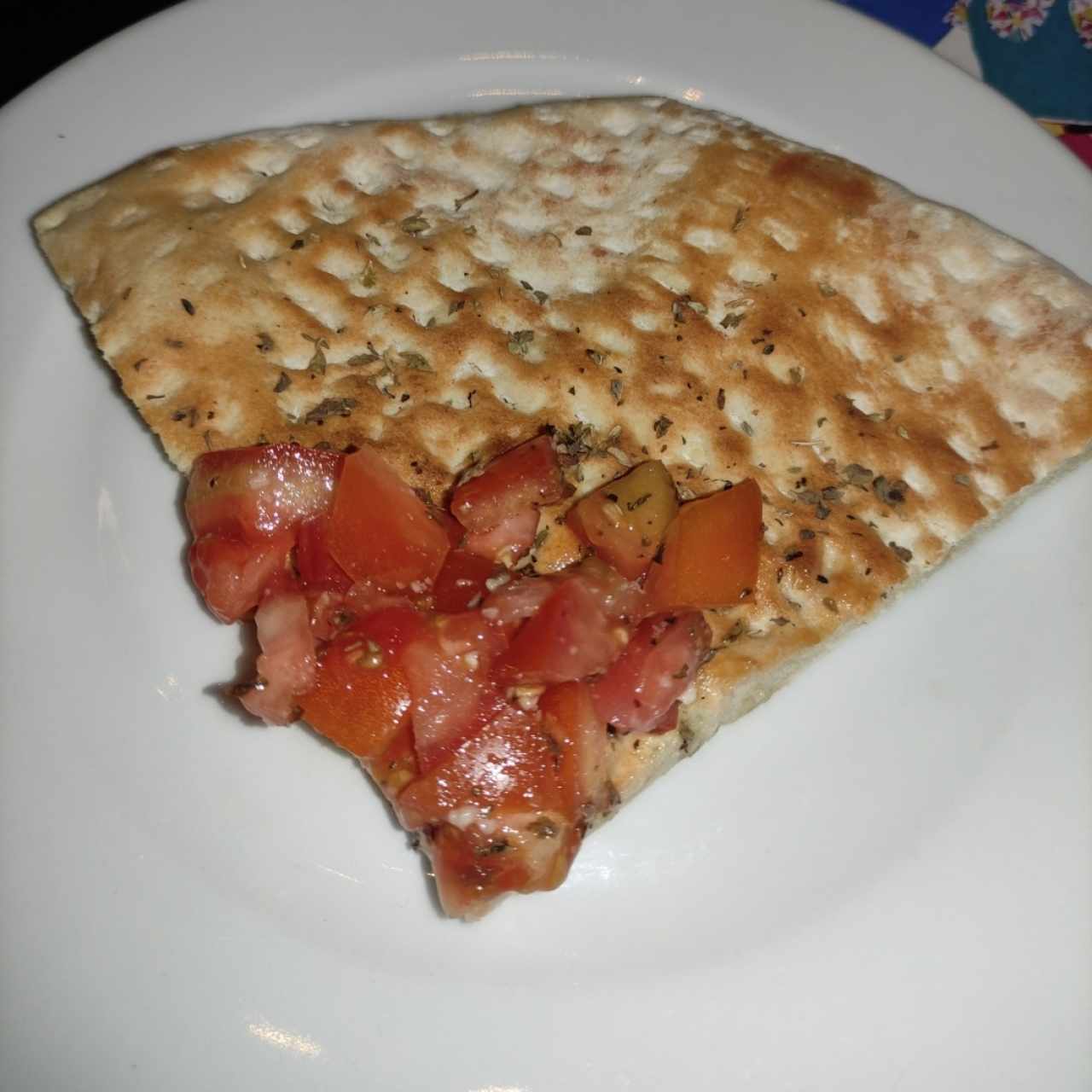 Pan pizza con aceite de ajo, tomate picado y orégano