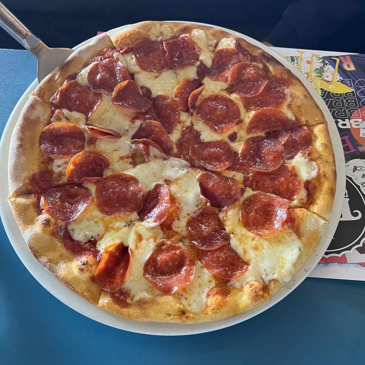 Una pizza de 8" (pepperoni, jamóm o queso) o un Dron de queso con jamón y pepperoni