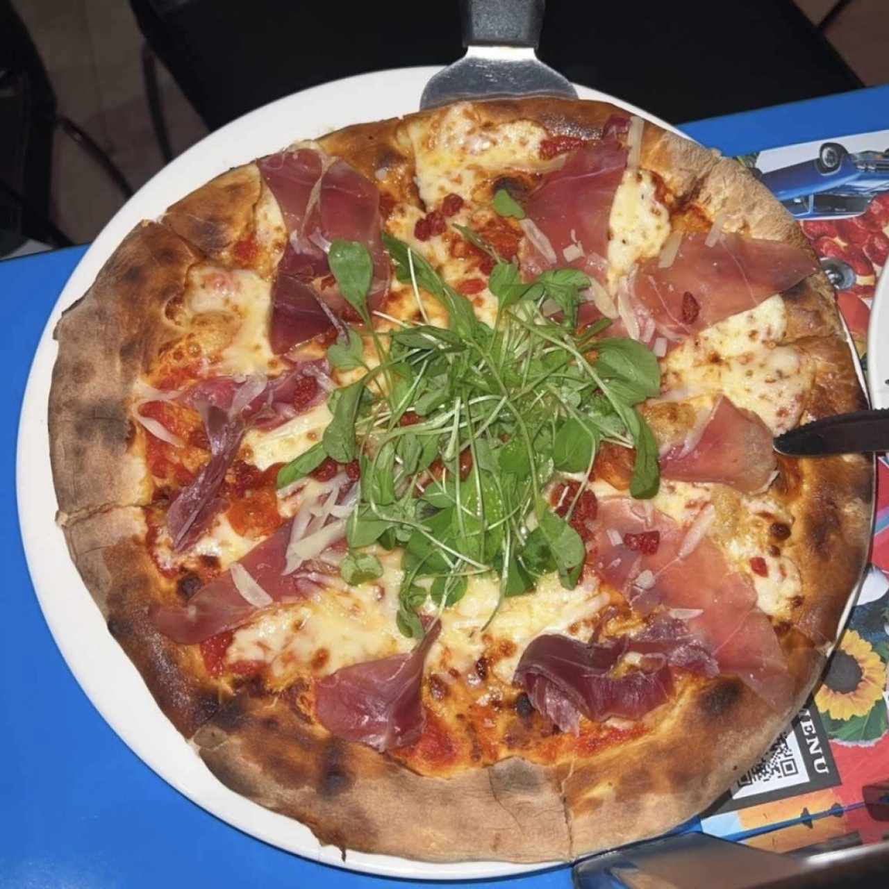 Pizza con peperoni jamón