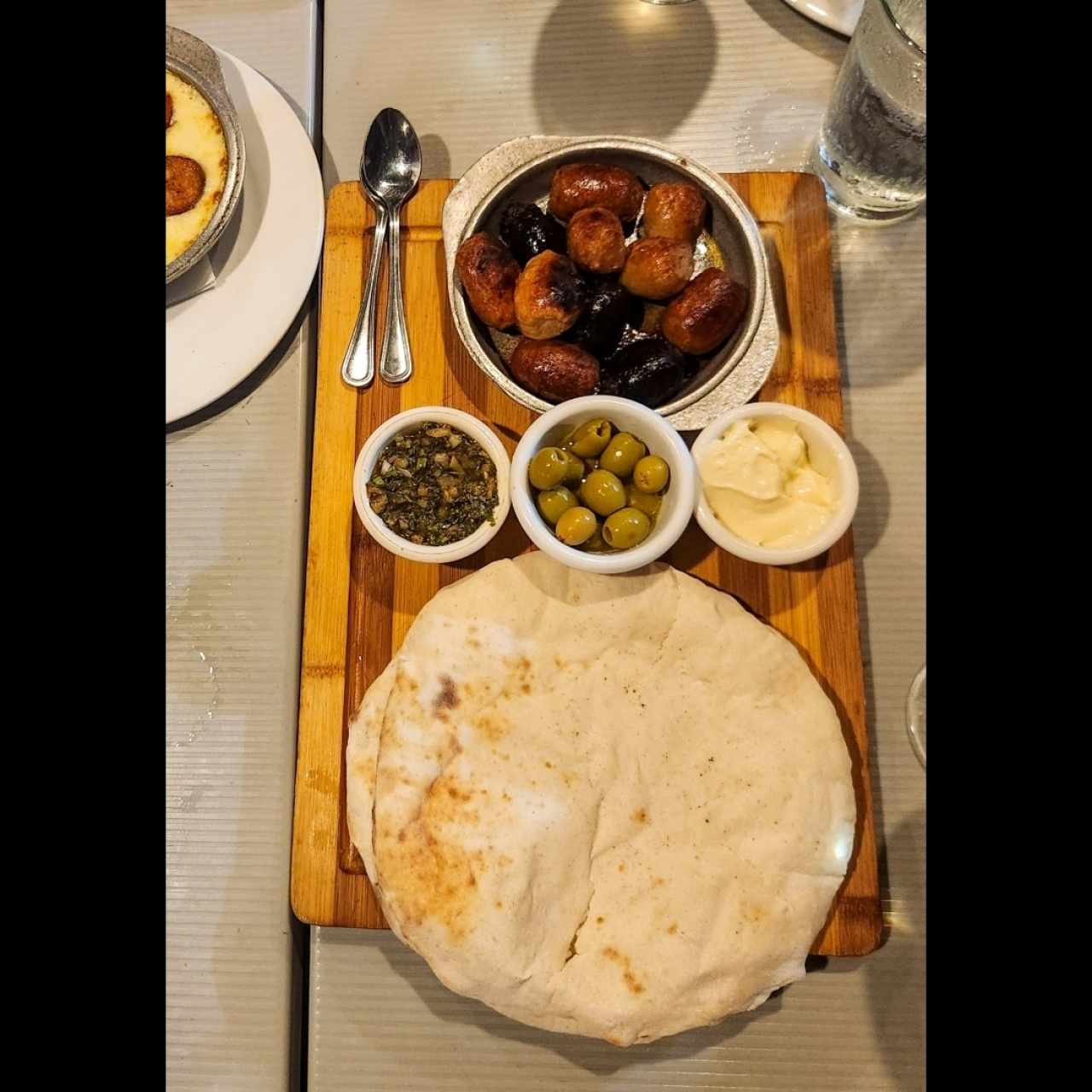 Tapa chorizo y pita con toppings