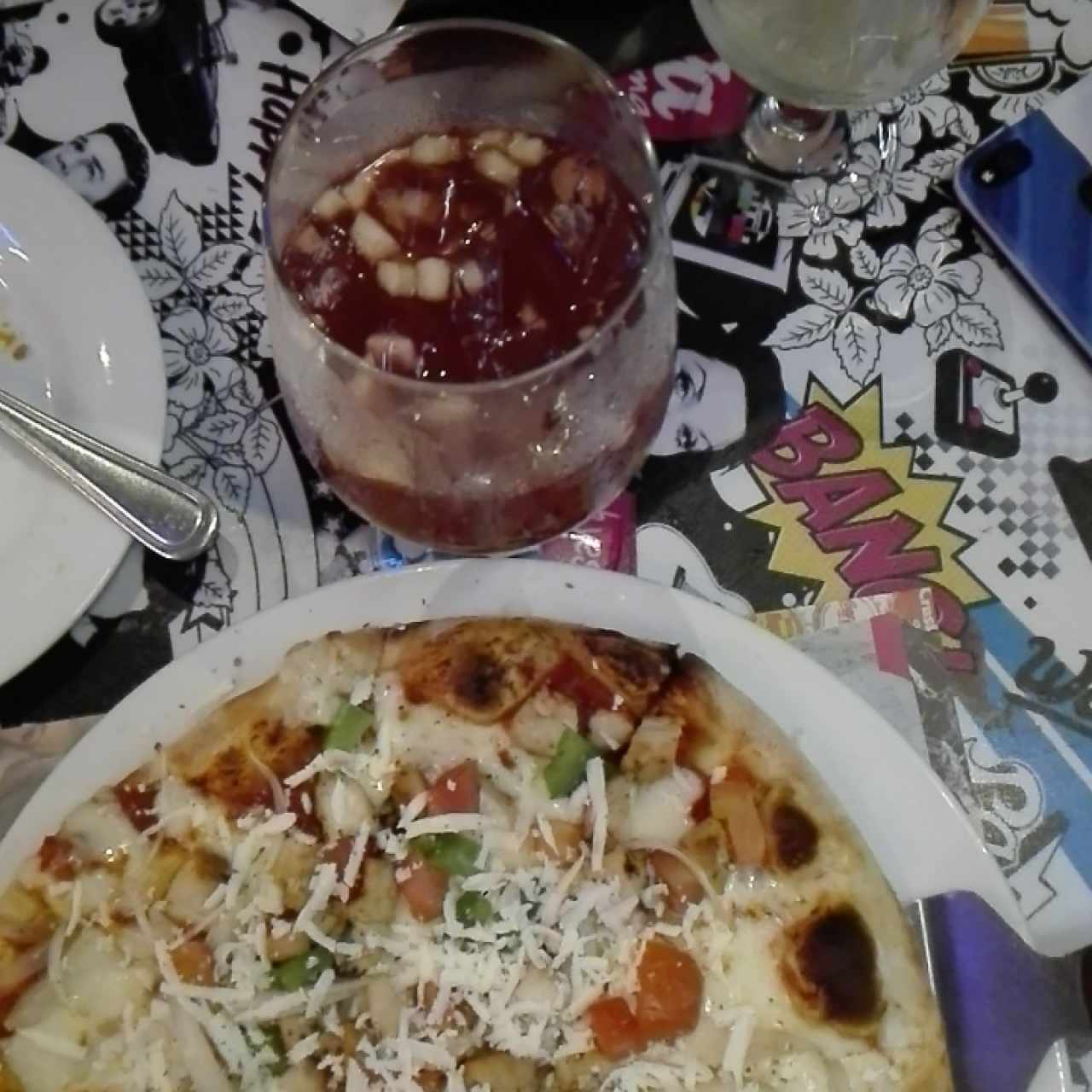 Pizza Pollo y copa de sangría