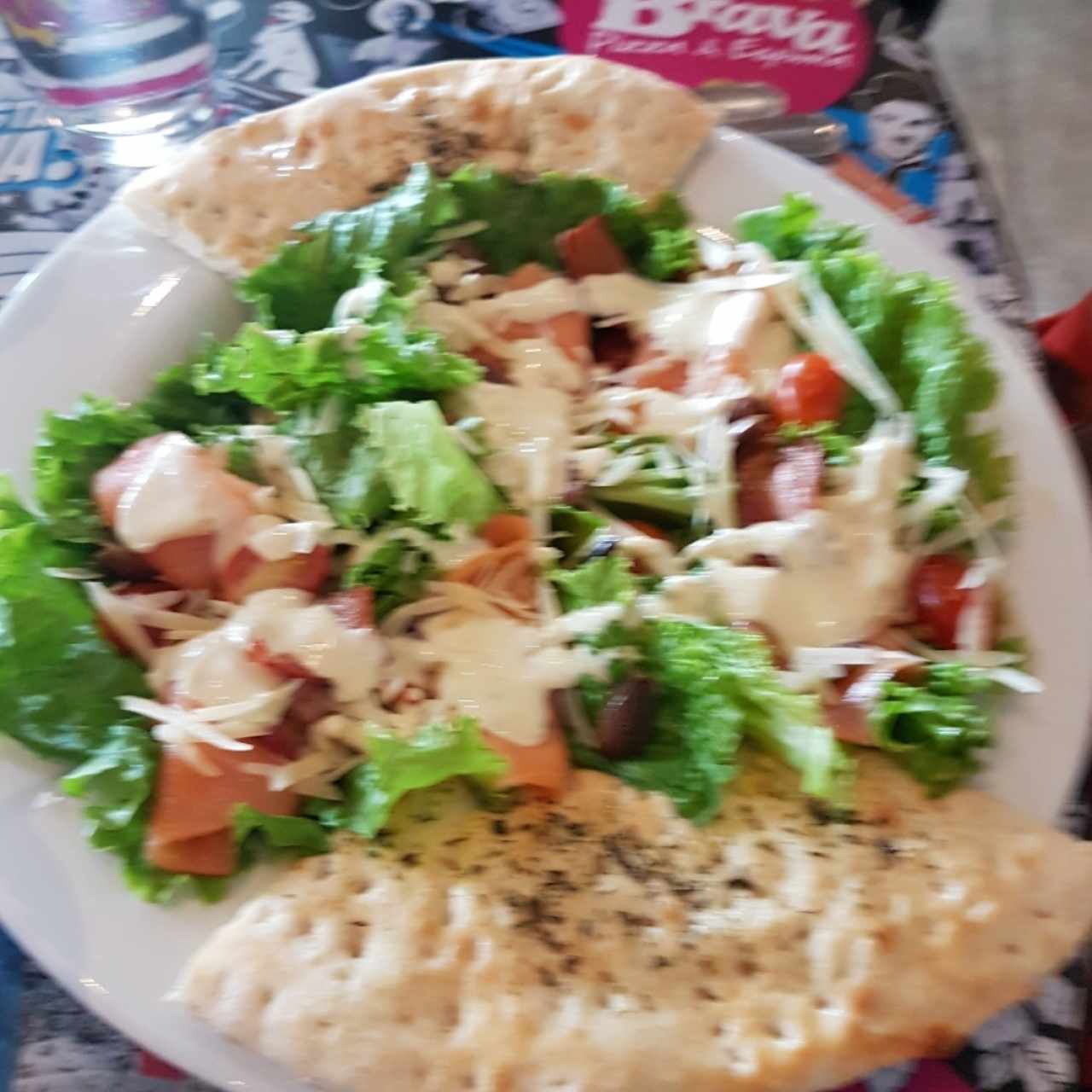 Ensalada César con salmón.