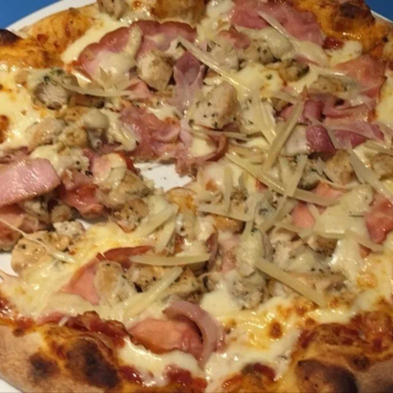 Pizza de jamón con hongos