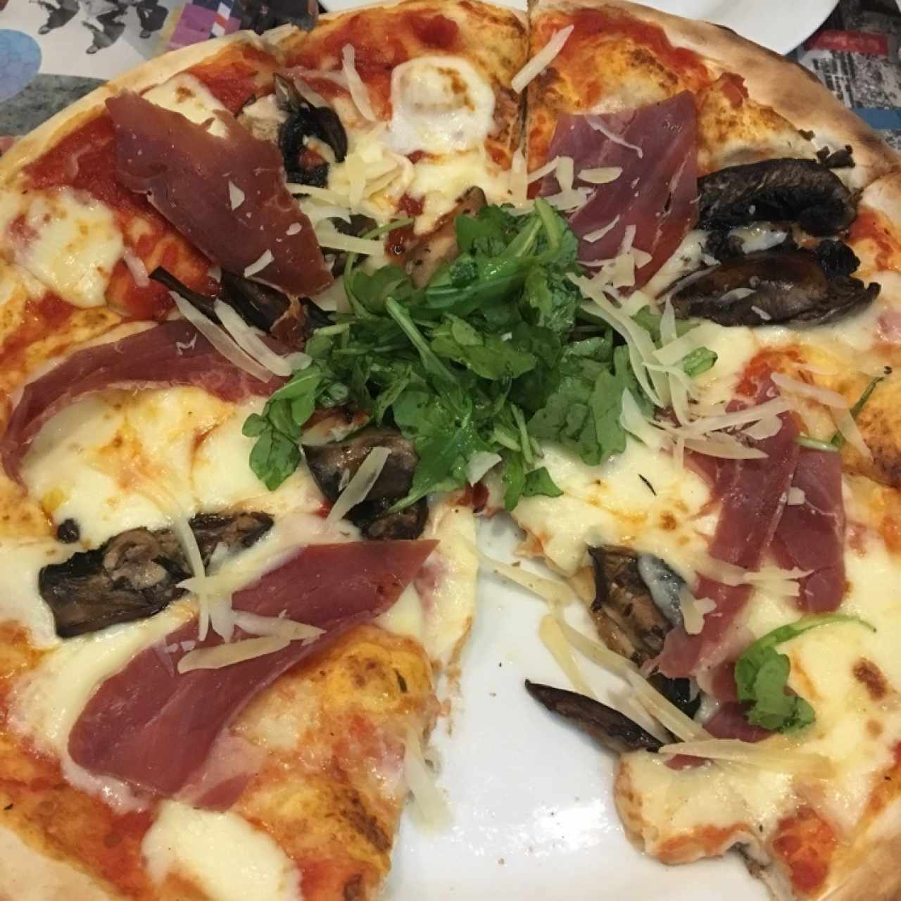 Pizza prosciutto y hongos 