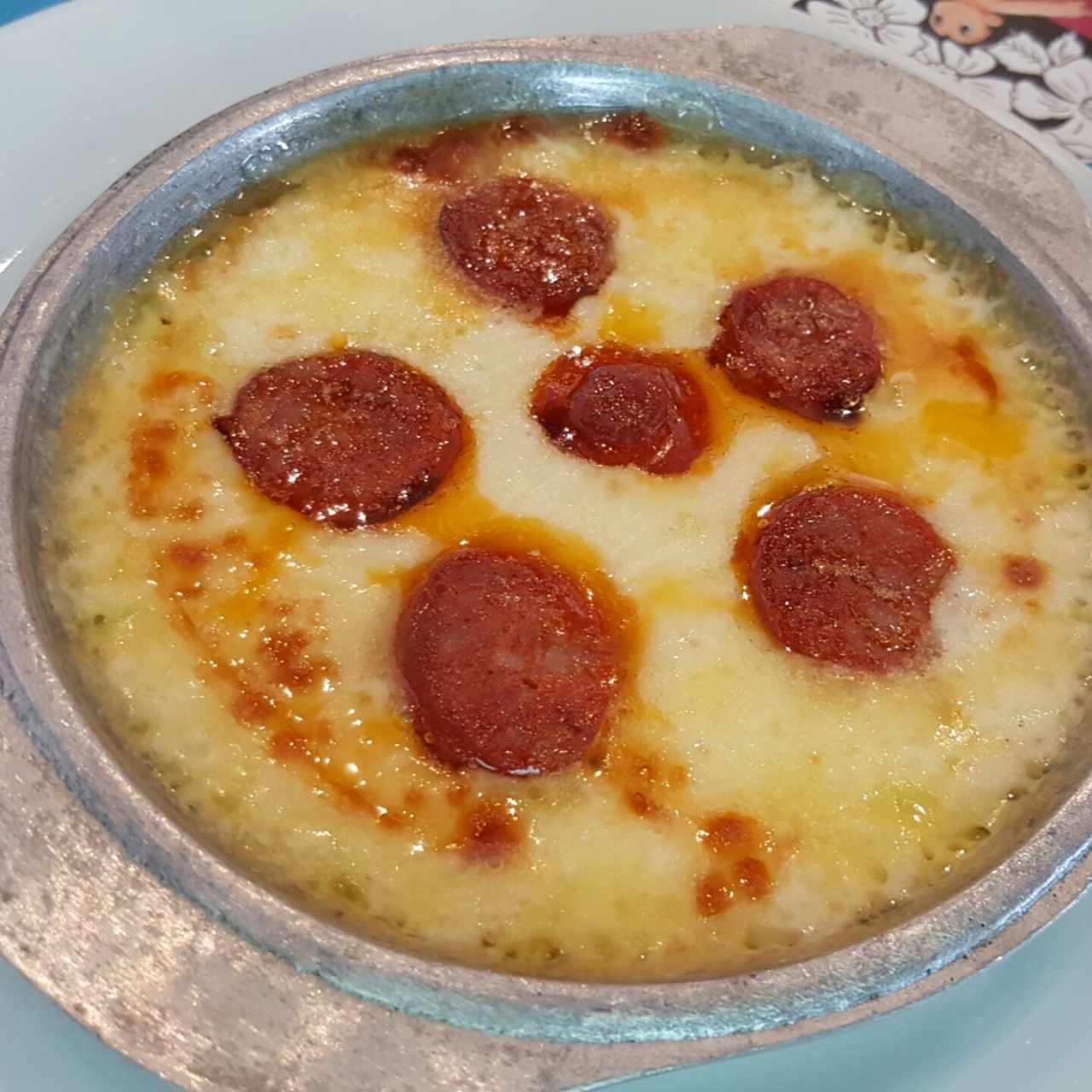 Provolone con chorizo al horno