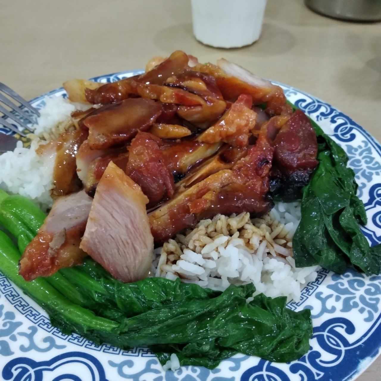 Puerco asado con arroz y hojas de mostaza