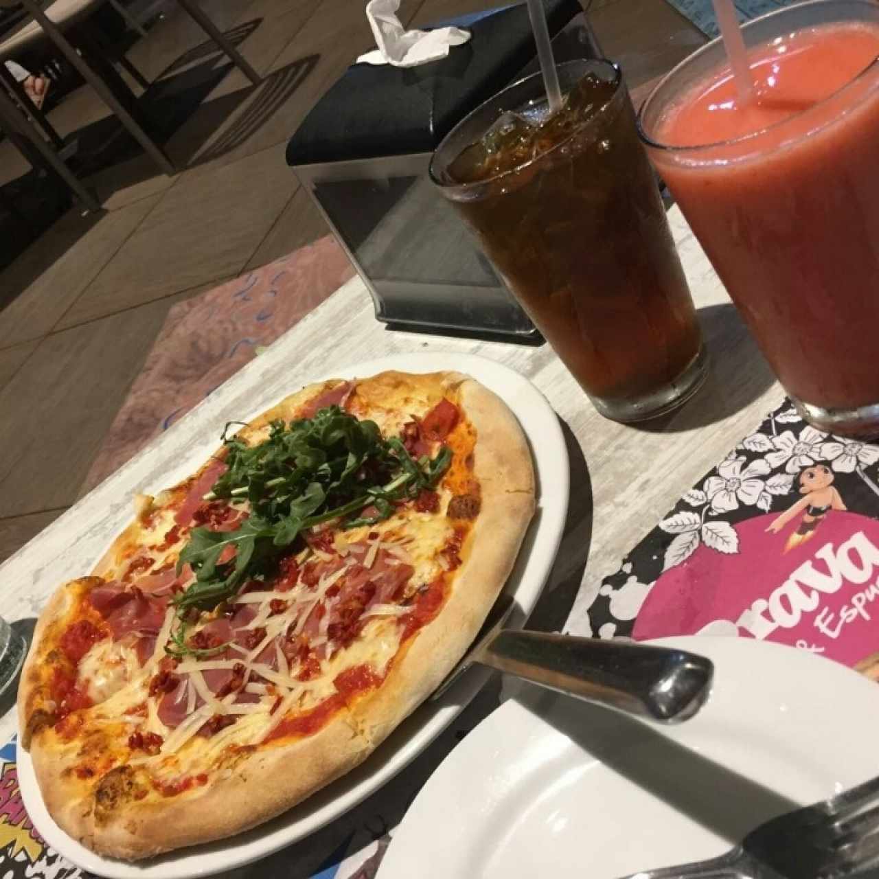 Pizza Especial Brava, Jugo Natural de Fresa y Té Frío 