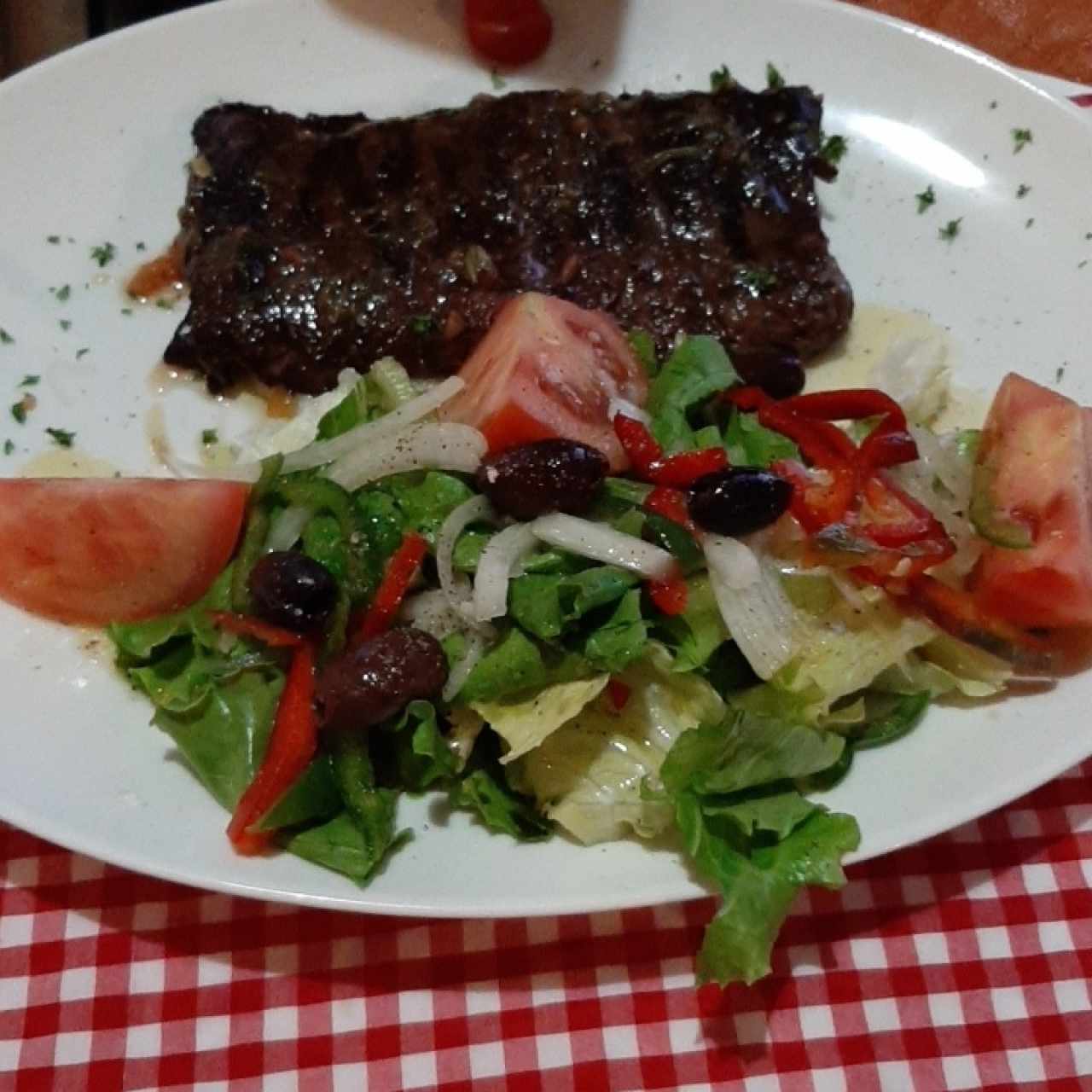 entraña al grill con ensalada