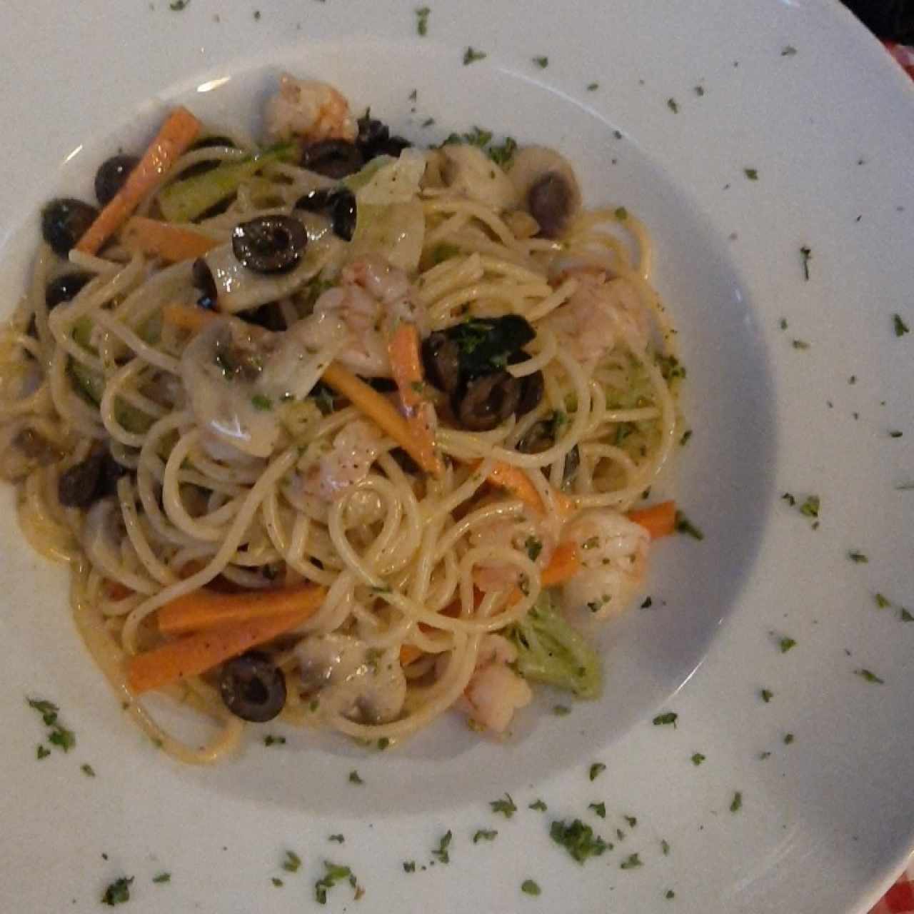 pasta con camarones y vegetales