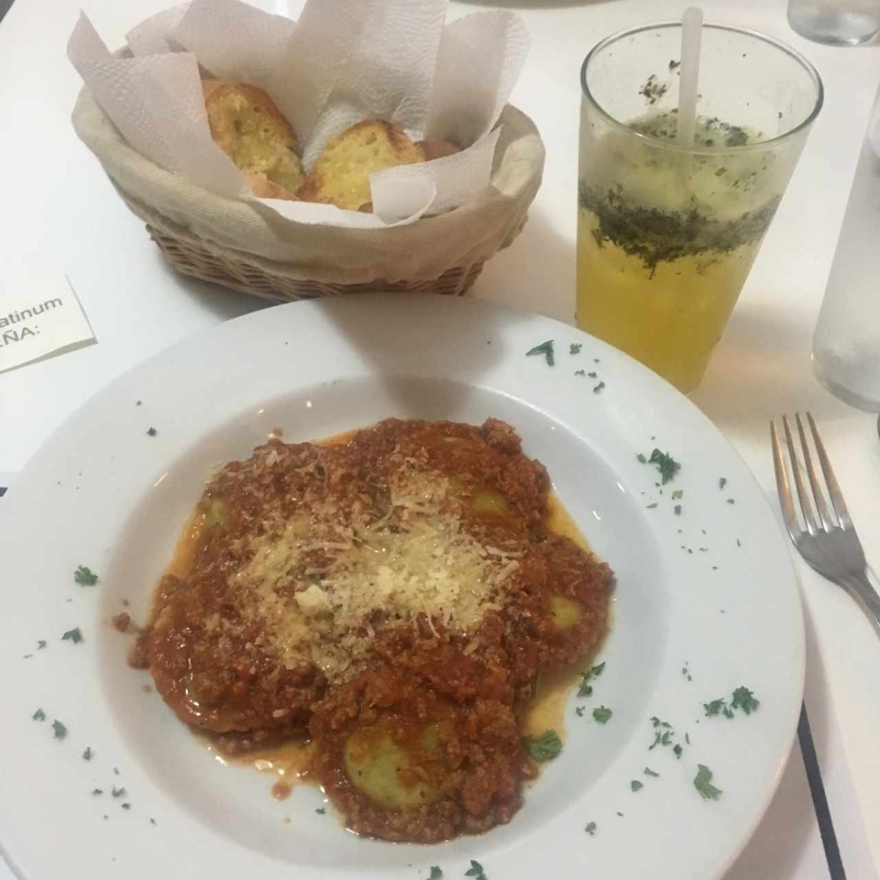 Ravioli Bolognesa, pan con ajo