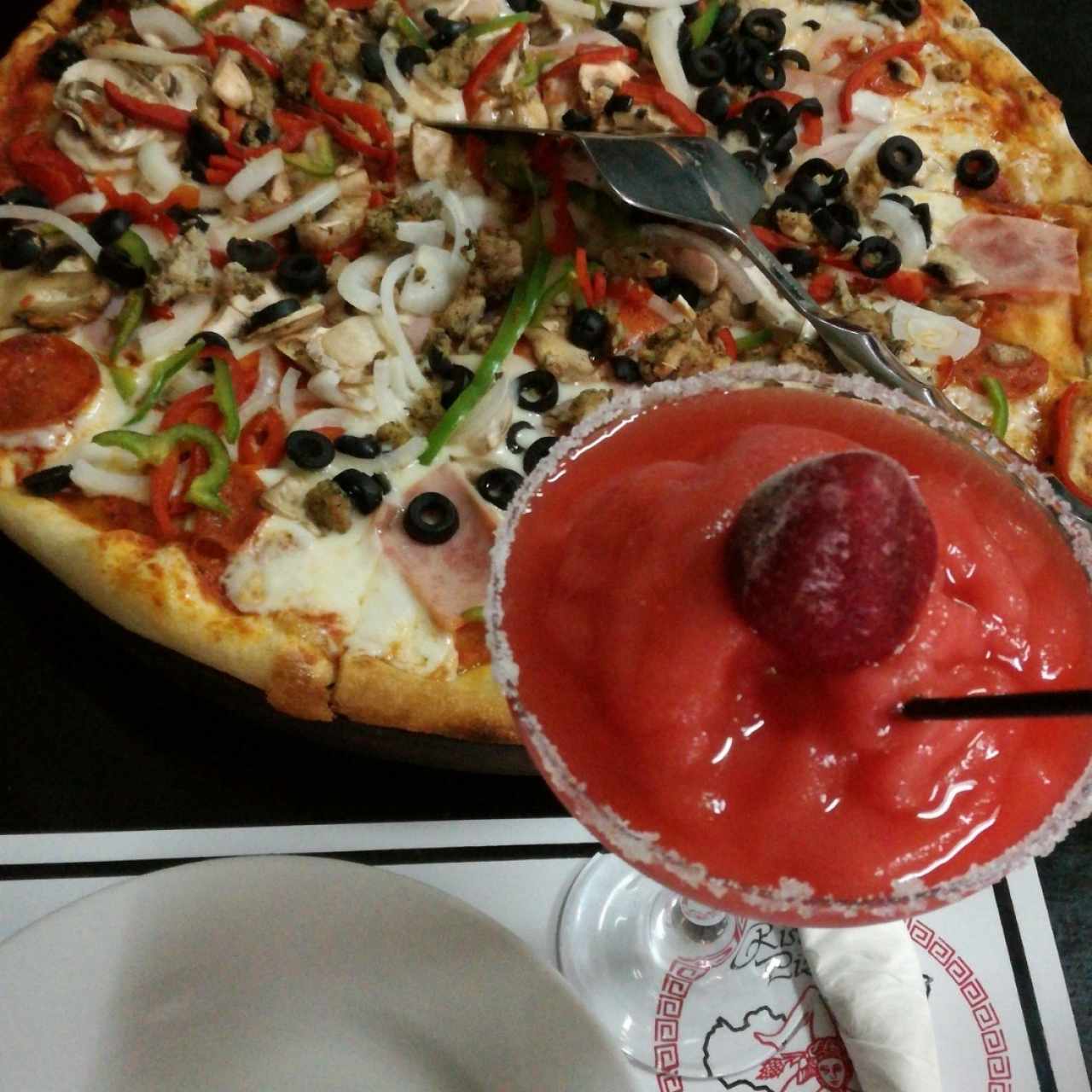 pizza de combinación y margarita de fresa