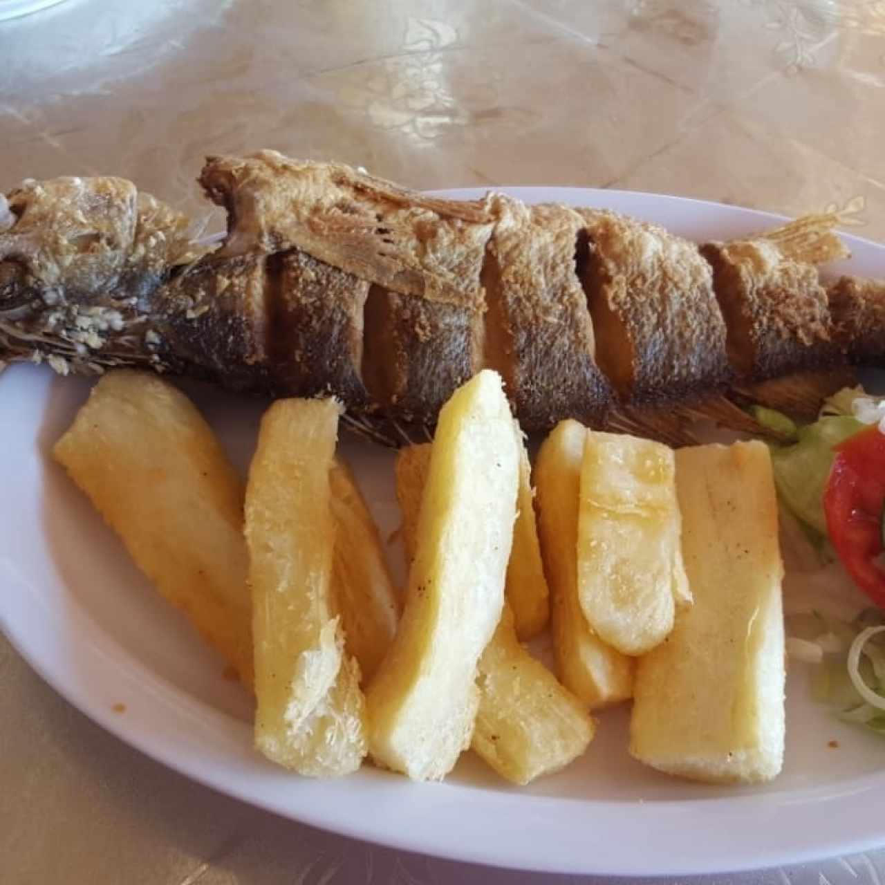 Corvina frita con yuca frita