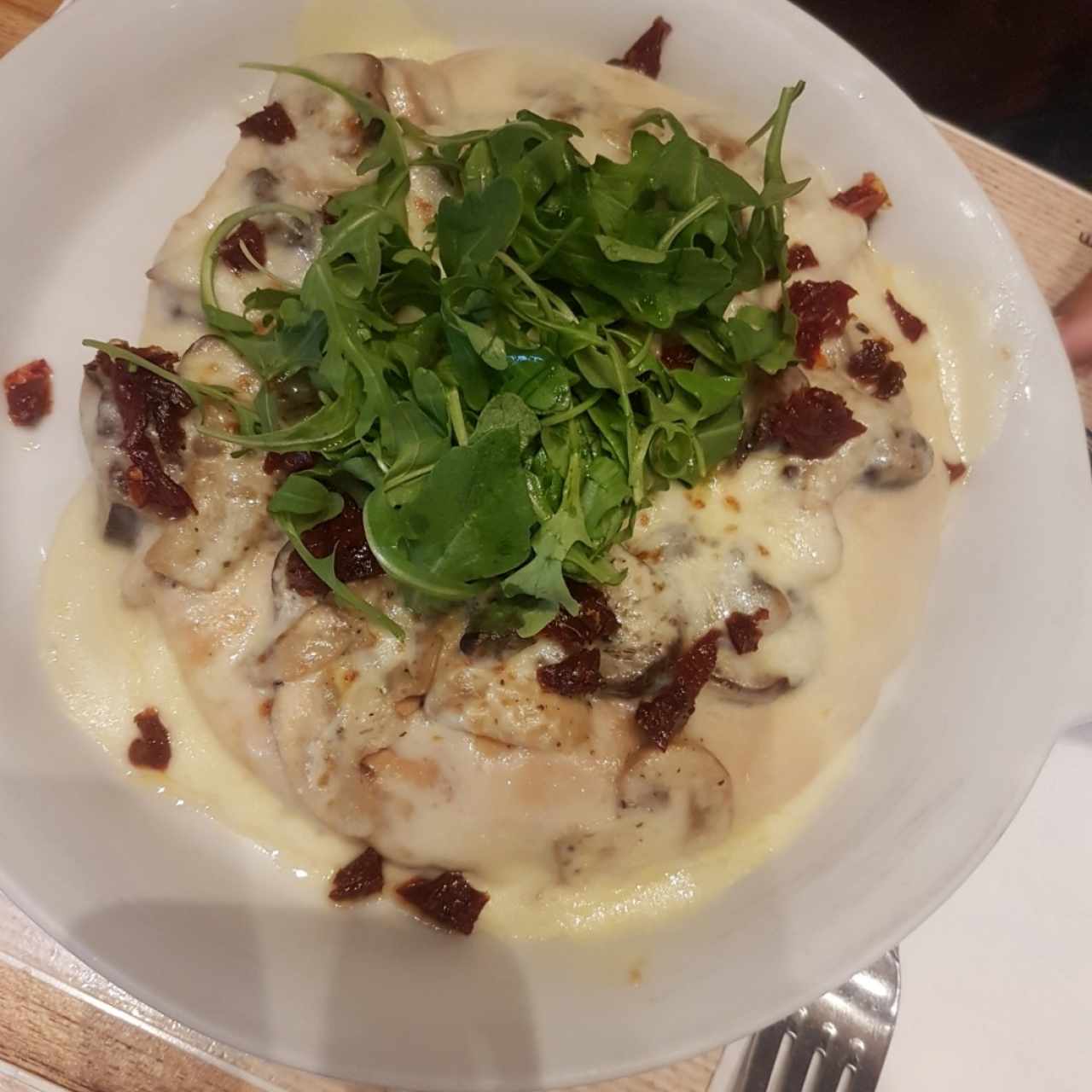 Pita con queso, tomate secos, rucula y champiñones