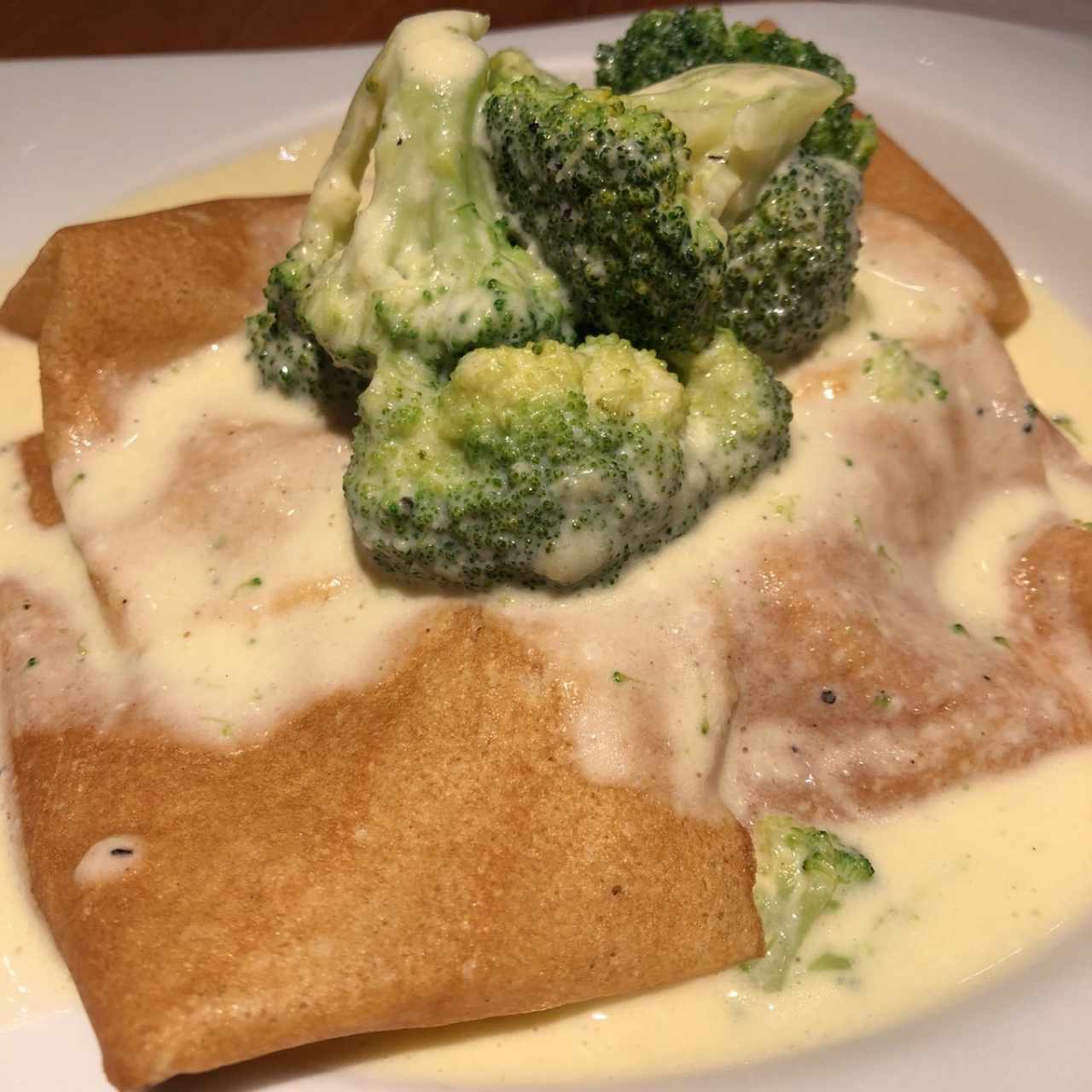 crepa de Pollo, brocoli y queso