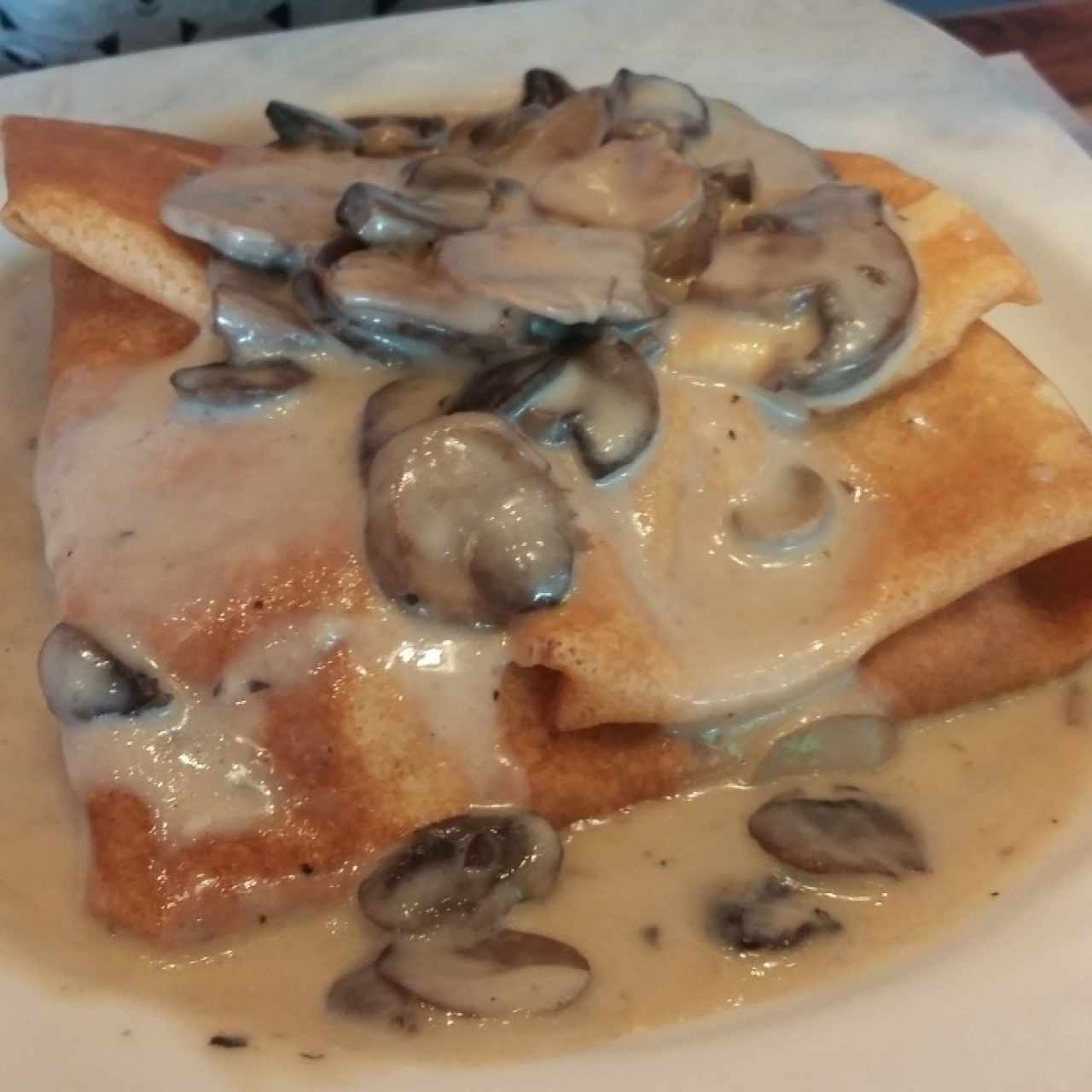 Crepe de pollo con queso y champiñones