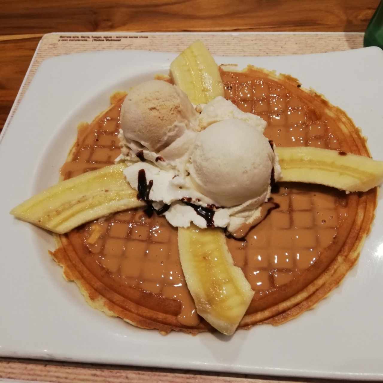 wafle de banano con arequipe