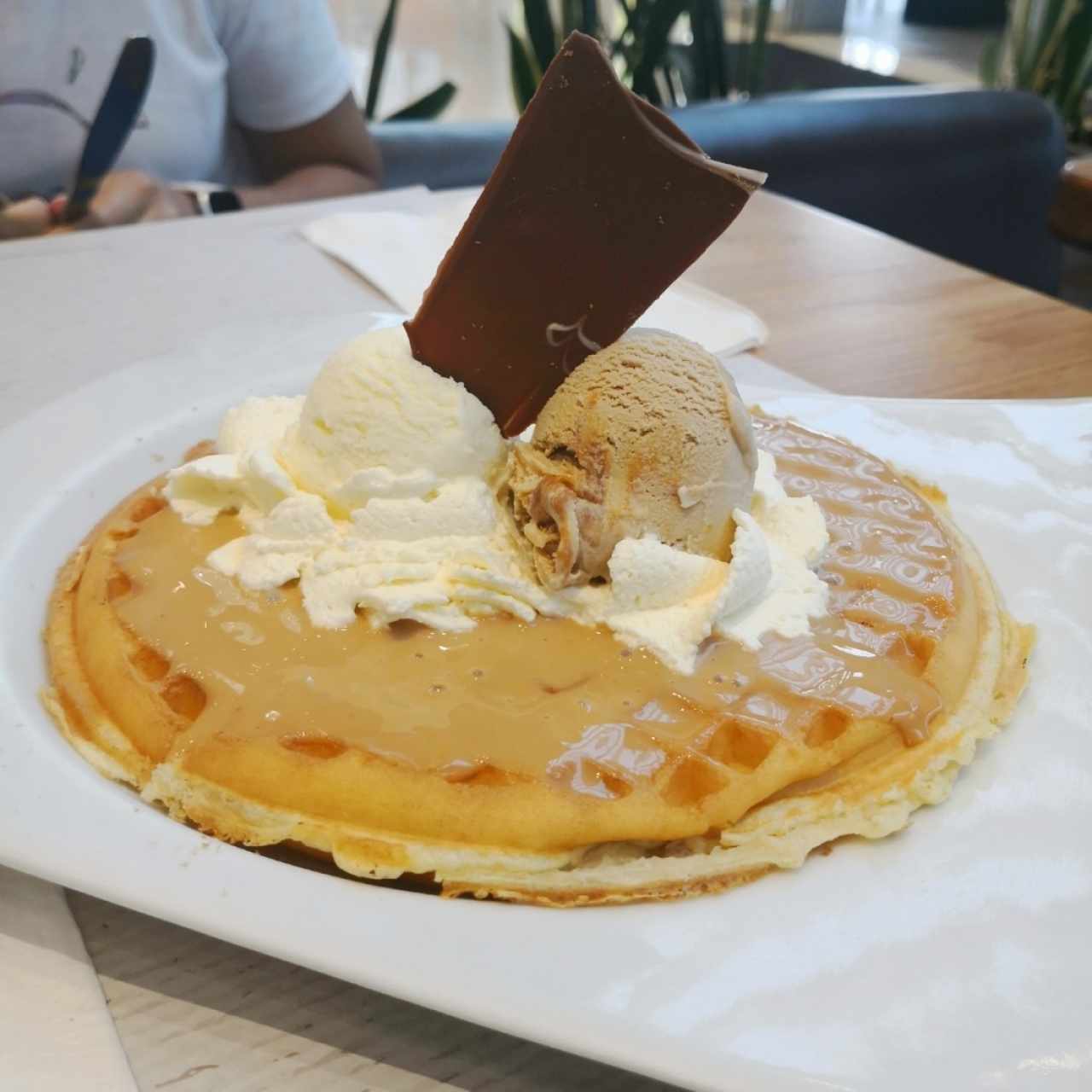 Waffle de Arequipa y Helado