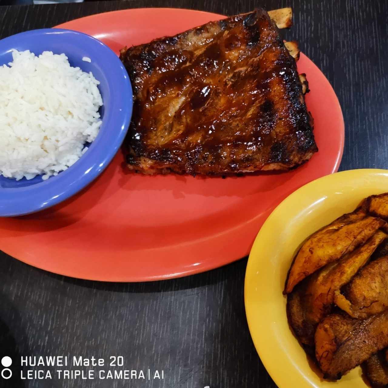 Costilla Caribeñas con arroz y Tajada. 